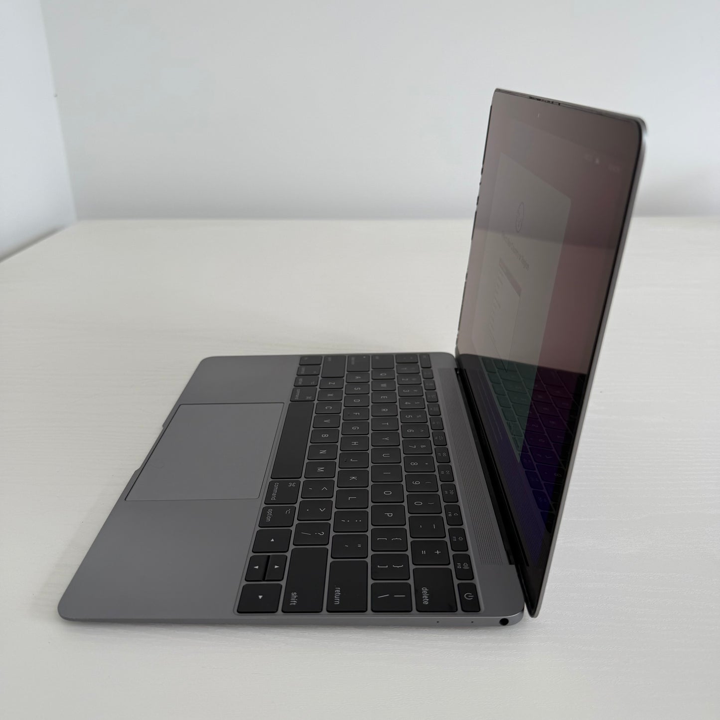 Apple MacBook 12" (2017) Intel Core M3 | 1.1GHz | 8GB RAM | 256GB SSD | Space Grey | GRADE C