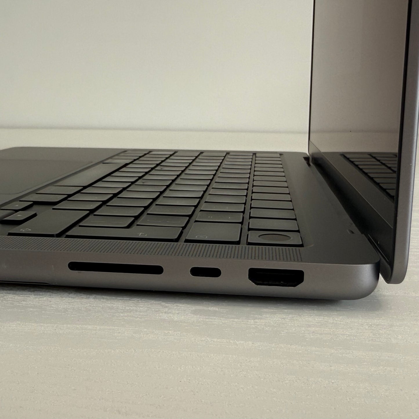 Apple MacBook Pro 14" (2021) M1 Pro | 10-Core CPU 16-Core GPU | 16GB| 1TB |Grey| GRADE B
