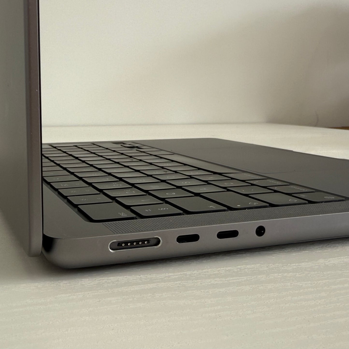 Apple MacBook Pro 14" (2021) M1 Pro | 10-Core CPU 16-Core GPU | 16GB| 1TB |Grey| GRADE B