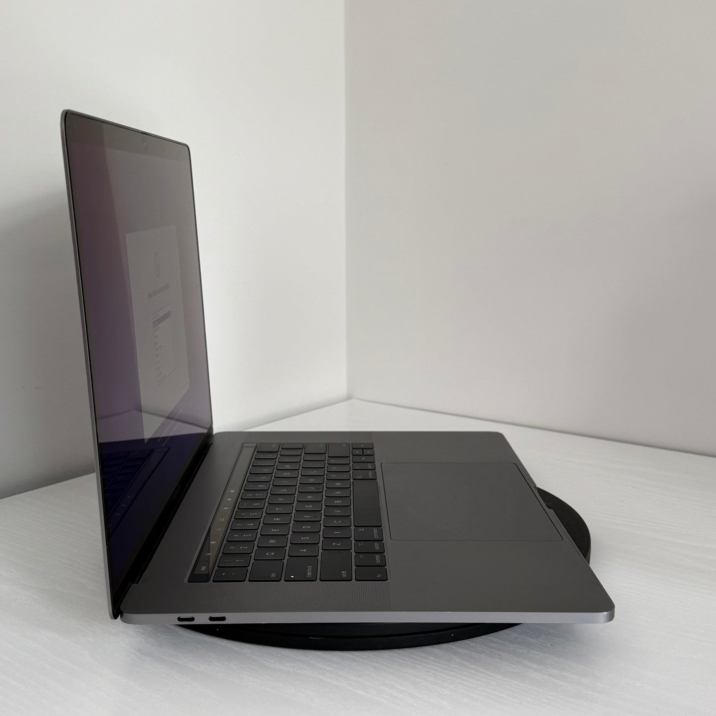 Apple MacBook Pro 15" (2017) i7 | Radeon Pro 555 | 16GB | 256GB SSD | Space Grey | Grade B