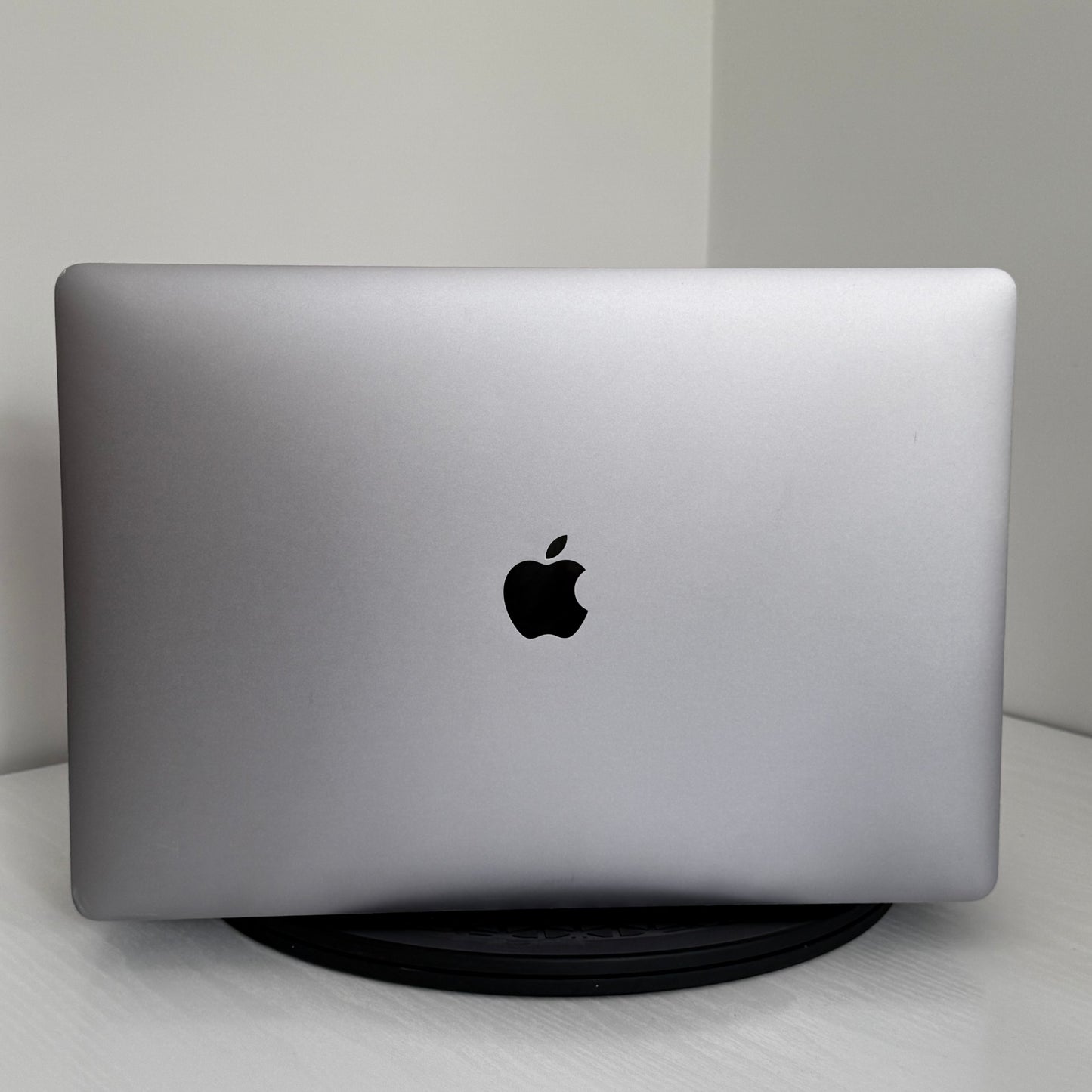 Apple MacBook Pro 15" (2017) i7 | Radeon Pro 555 | 16GB | 256GB SSD | Space Grey | Grade B