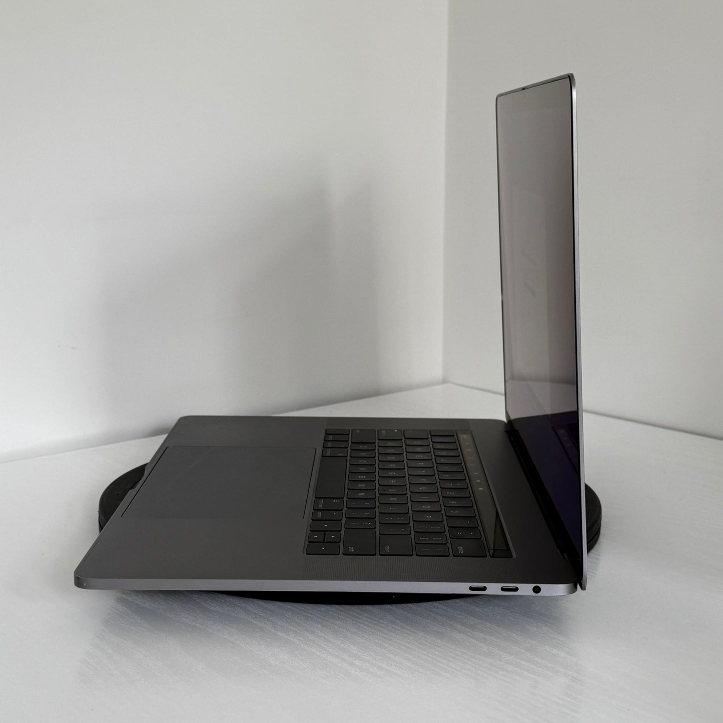 Apple MacBook Pro 15" (2017) i7 | Radeon Pro 555 | 16GB | 256GB SSD | Space Grey | Grade B