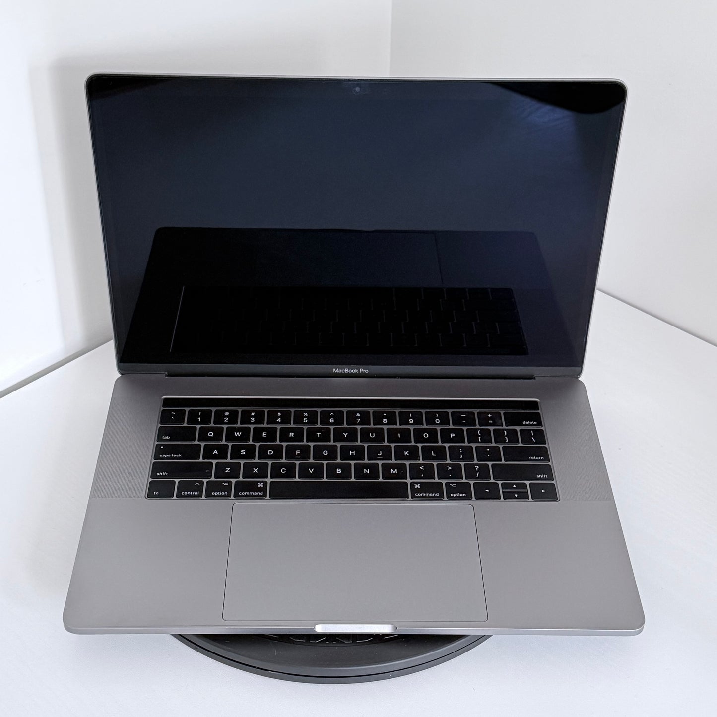 Apple MacBook Pro 15" (2017) i7 | Radeon Pro 555 | 16GB | 256GB SSD | Space Grey | Grade B