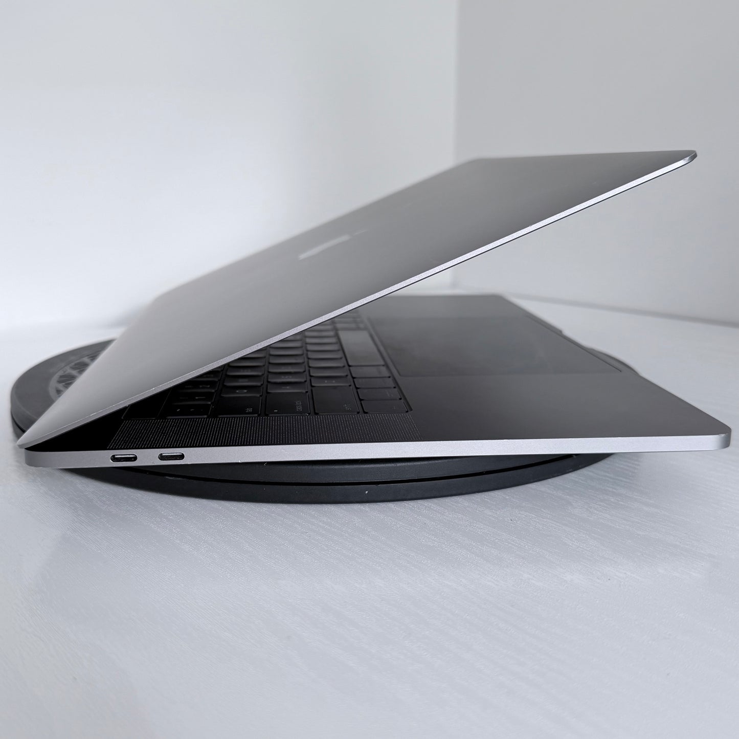 Apple MacBook Pro 15" (2017) i7 | Radeon Pro 555 | 16GB | 256GB SSD | Space Grey | Grade B