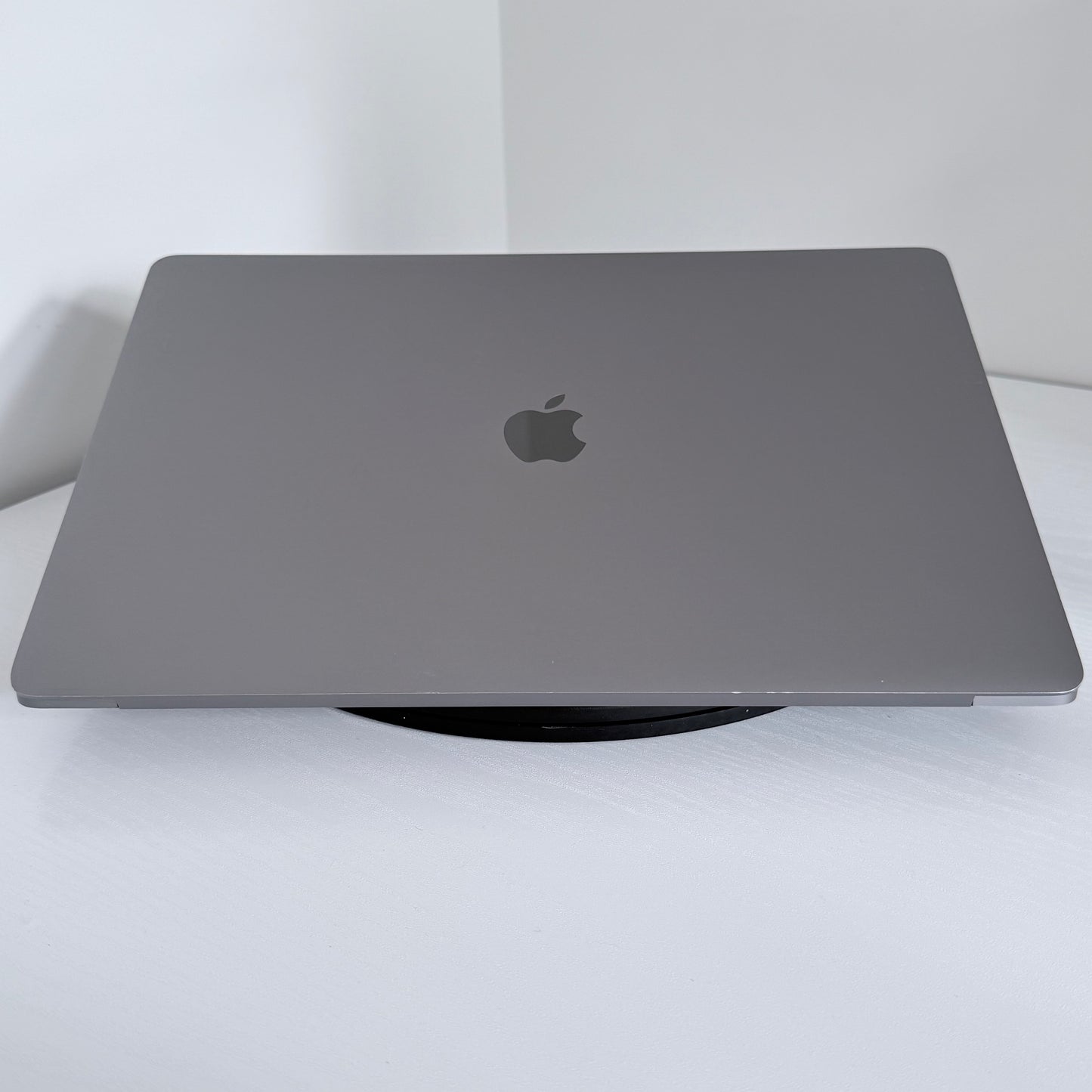 Apple MacBook Pro 15" (2017) i7 | Radeon Pro 555 | 16GB | 256GB SSD | Space Grey | Grade B