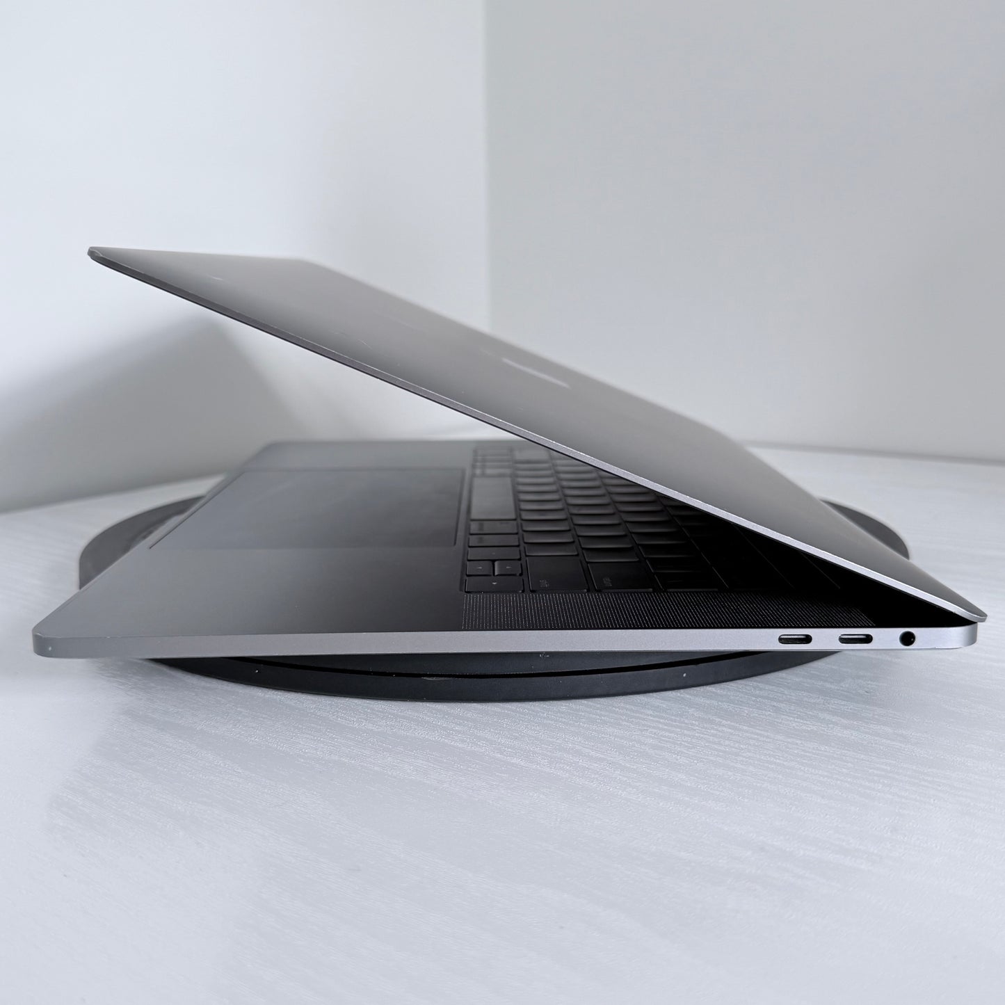 Apple MacBook Pro 15" (2017) i7 | Radeon Pro 555 | 16GB | 256GB SSD | Space Grey | Grade B