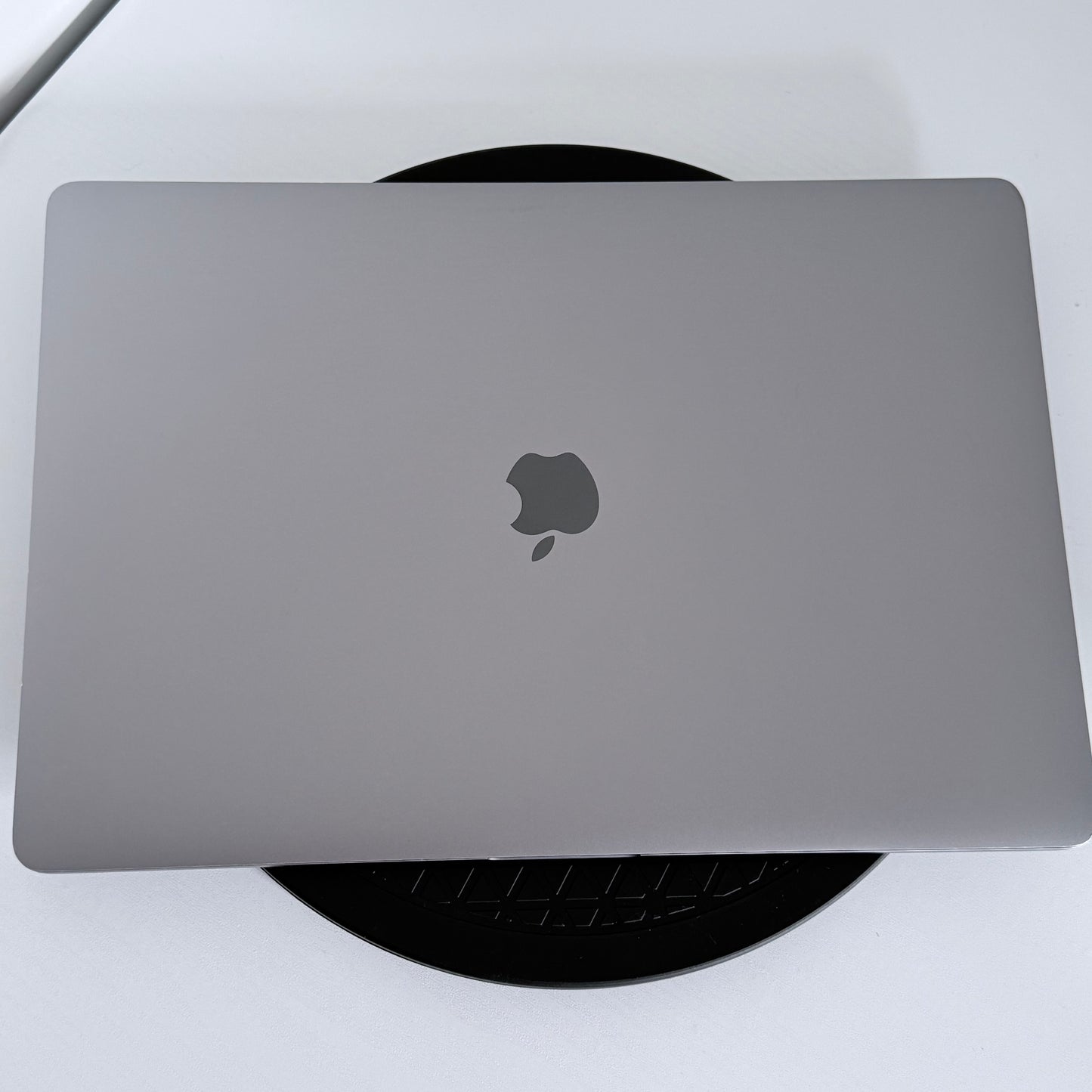 Apple MacBook Pro 15" (2017) i7 | Radeon Pro 555 | 16GB | 256GB SSD | Space Grey | Grade B
