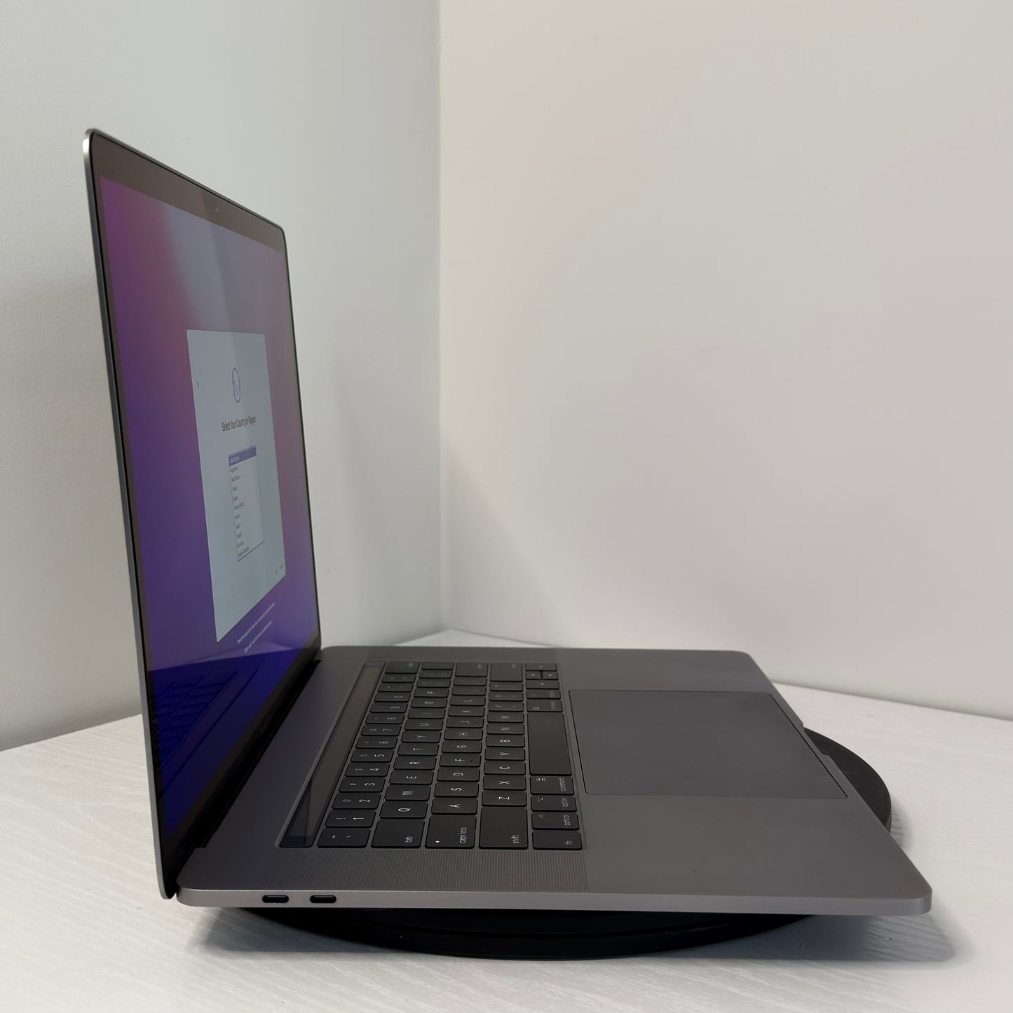Apple MacBook Pro 15" (2017) i7 | Radeon Pro 555 | 16GB | 256GB SSD | Space Grey | Grade B