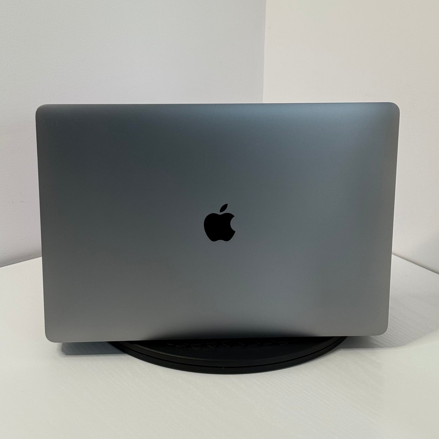 Apple MacBook Pro 15" (2017) i7 | Radeon Pro 555 | 16GB | 256GB SSD | Space Grey | Grade B