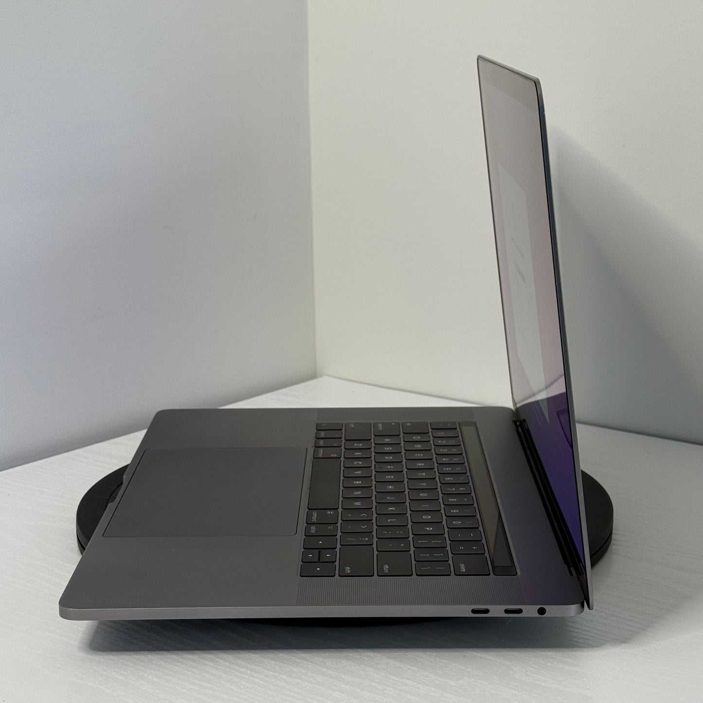 Apple MacBook Pro 15" (2017) i7 | Radeon Pro 555 | 16GB | 256GB SSD | Space Grey | Grade B