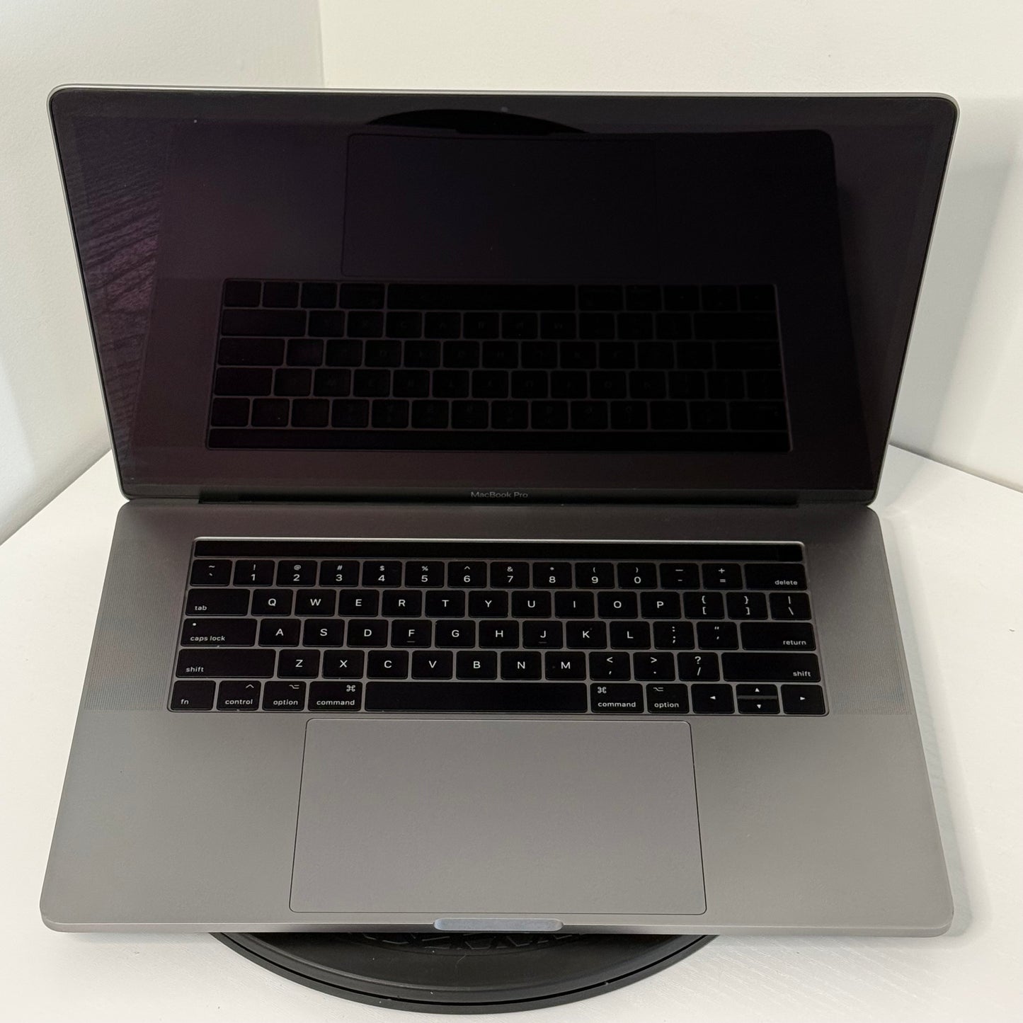 Apple MacBook Pro 15" (2017) i7 | Radeon Pro 555 | 16GB | 256GB SSD | Space Grey | Grade B