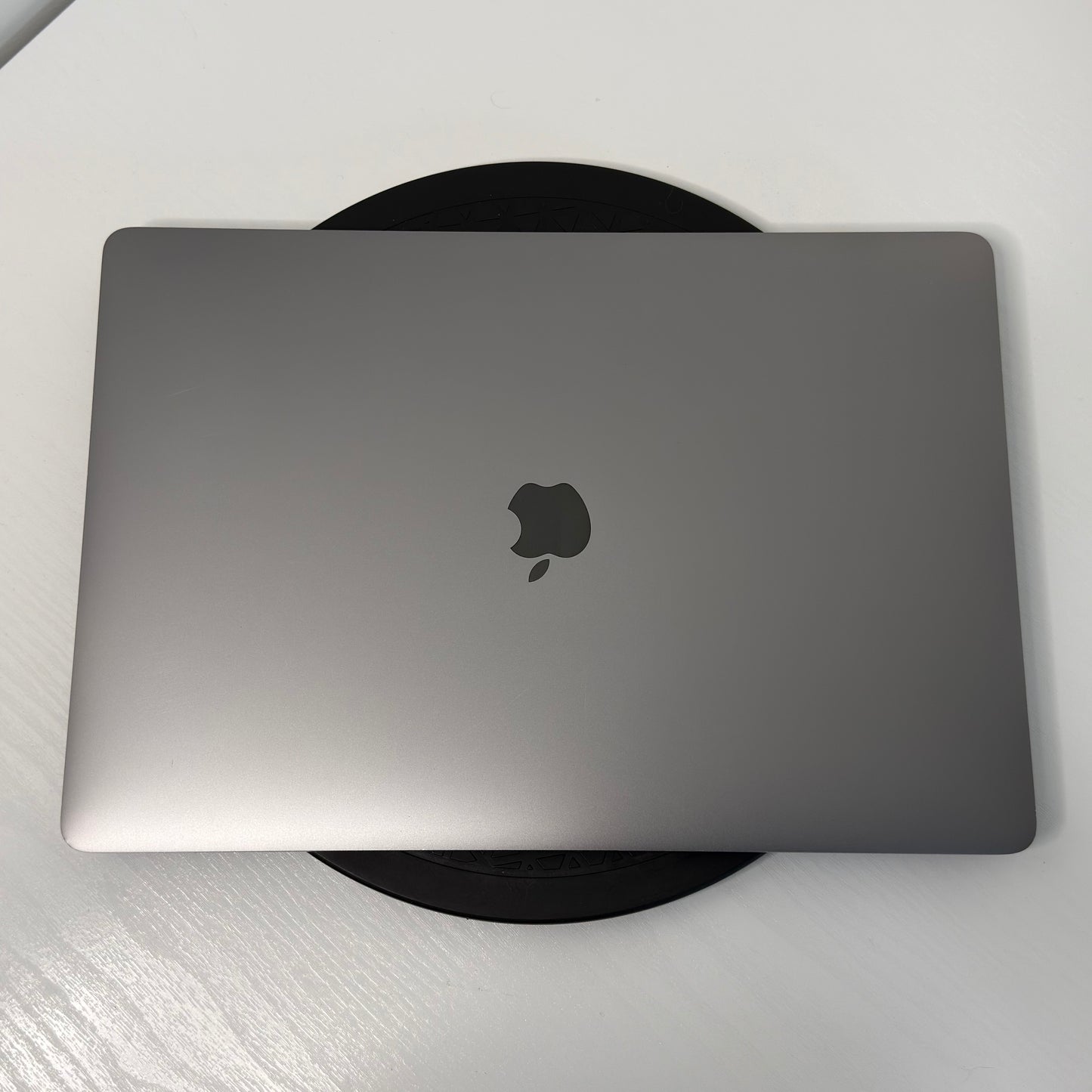 Apple MacBook Pro 15" (2017) i7 | Radeon Pro 555 | 16GB | 256GB SSD | Space Grey | Grade B