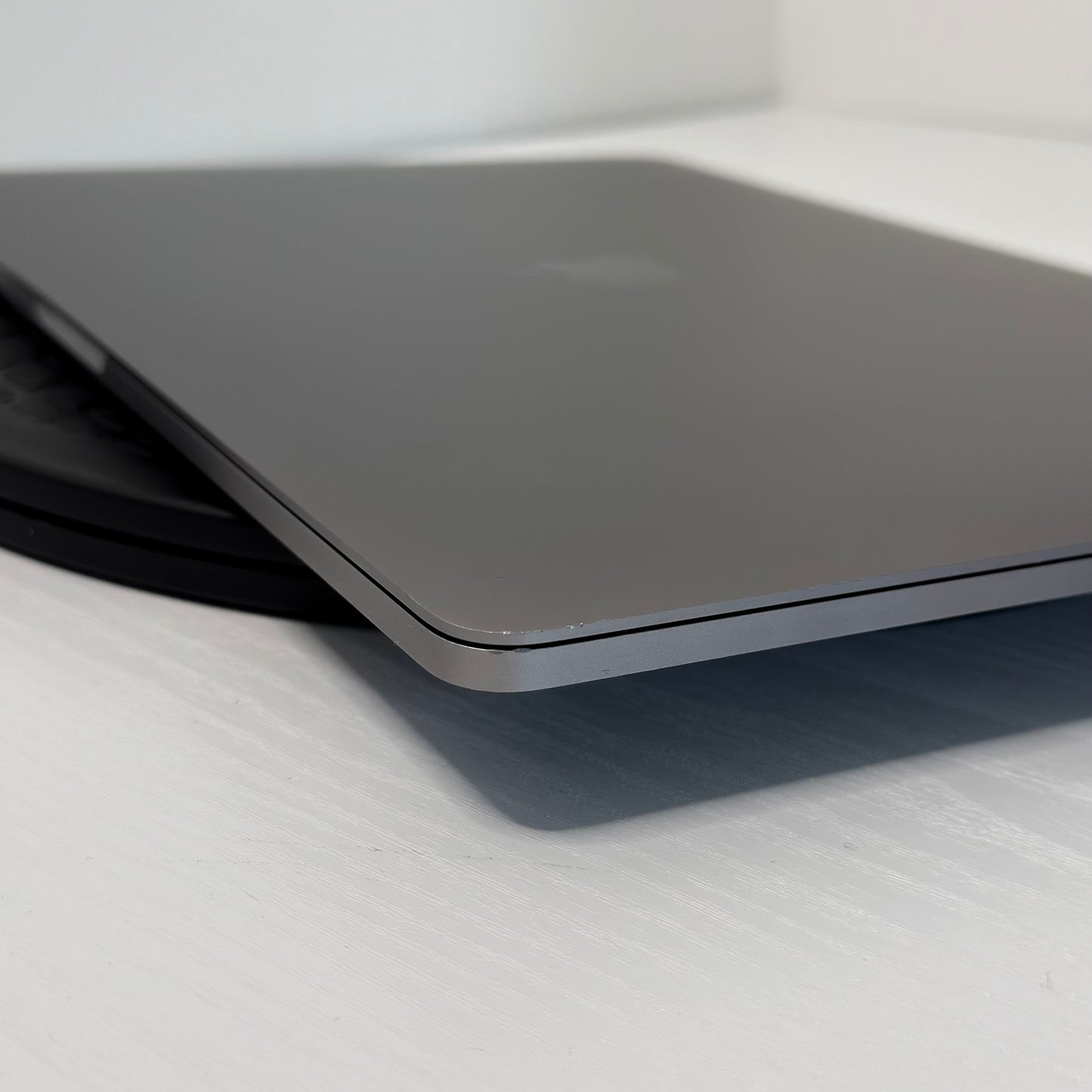 Apple MacBook Pro 15" (2017) i7 | Radeon Pro 555 | 16GB | 256GB SSD | Space Grey | Grade B