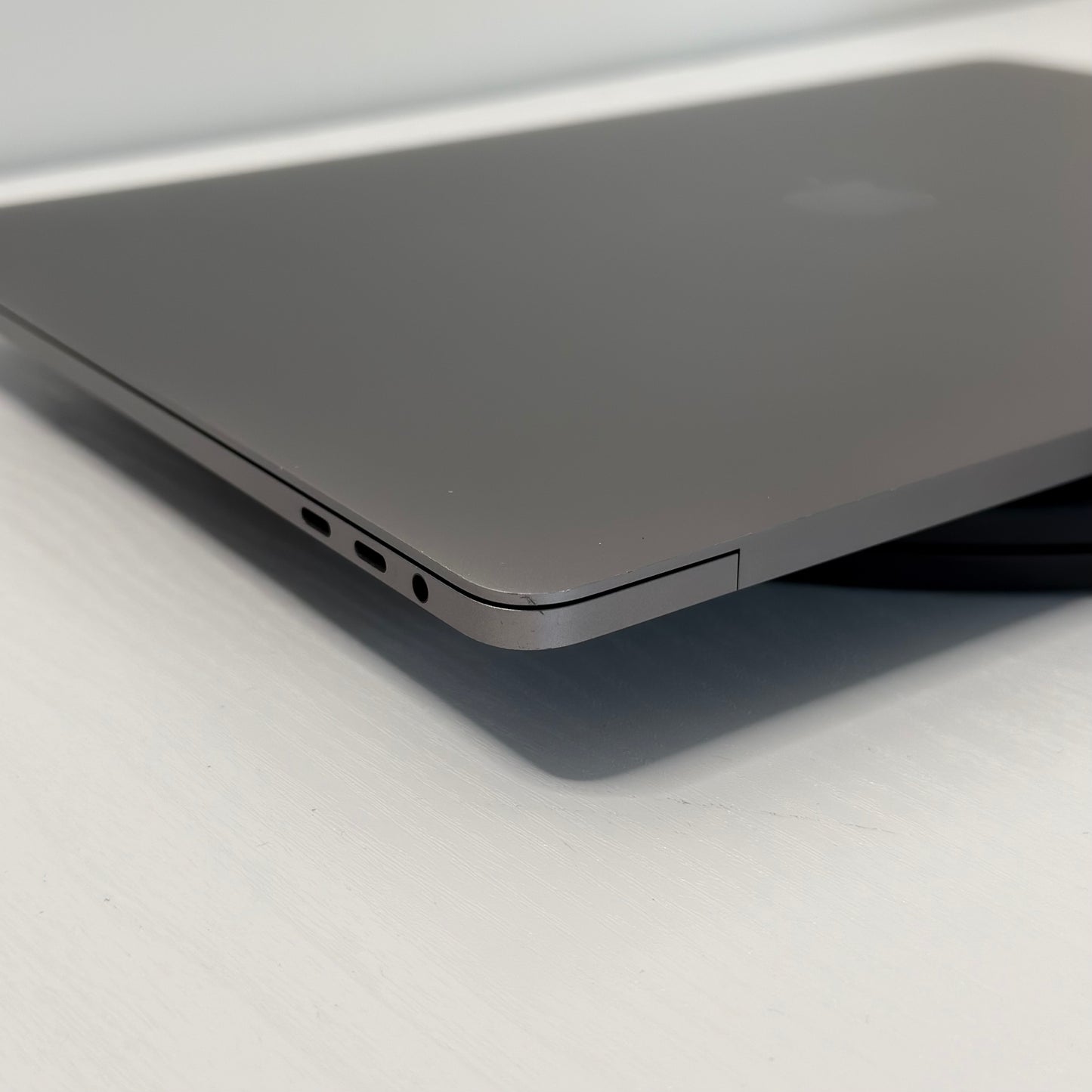 Apple MacBook Pro 15" (2017) i7 | Radeon Pro 555 | 16GB | 256GB SSD | Space Grey | Grade B