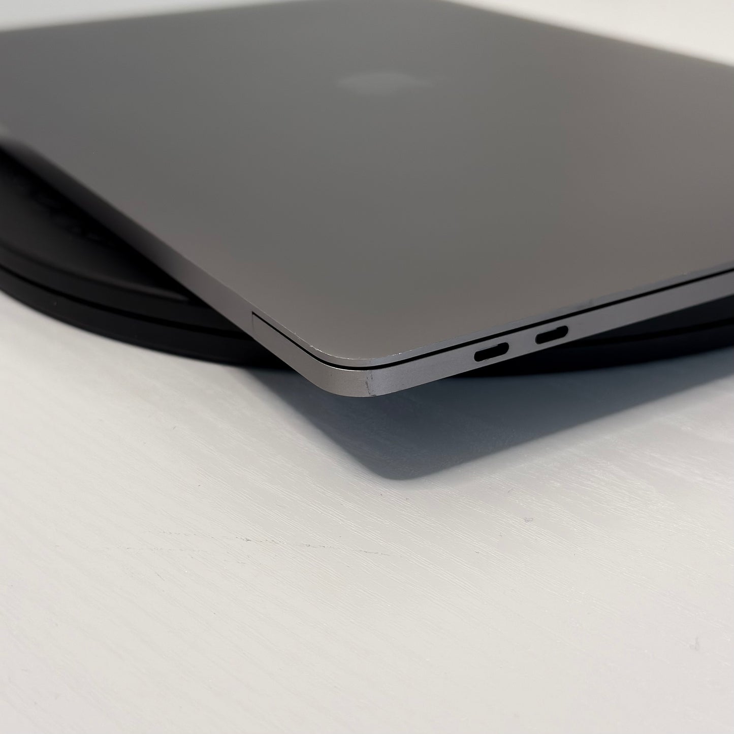 Apple MacBook Pro 15" (2017) i7 | Radeon Pro 555 | 16GB | 256GB SSD | Space Grey | Grade B