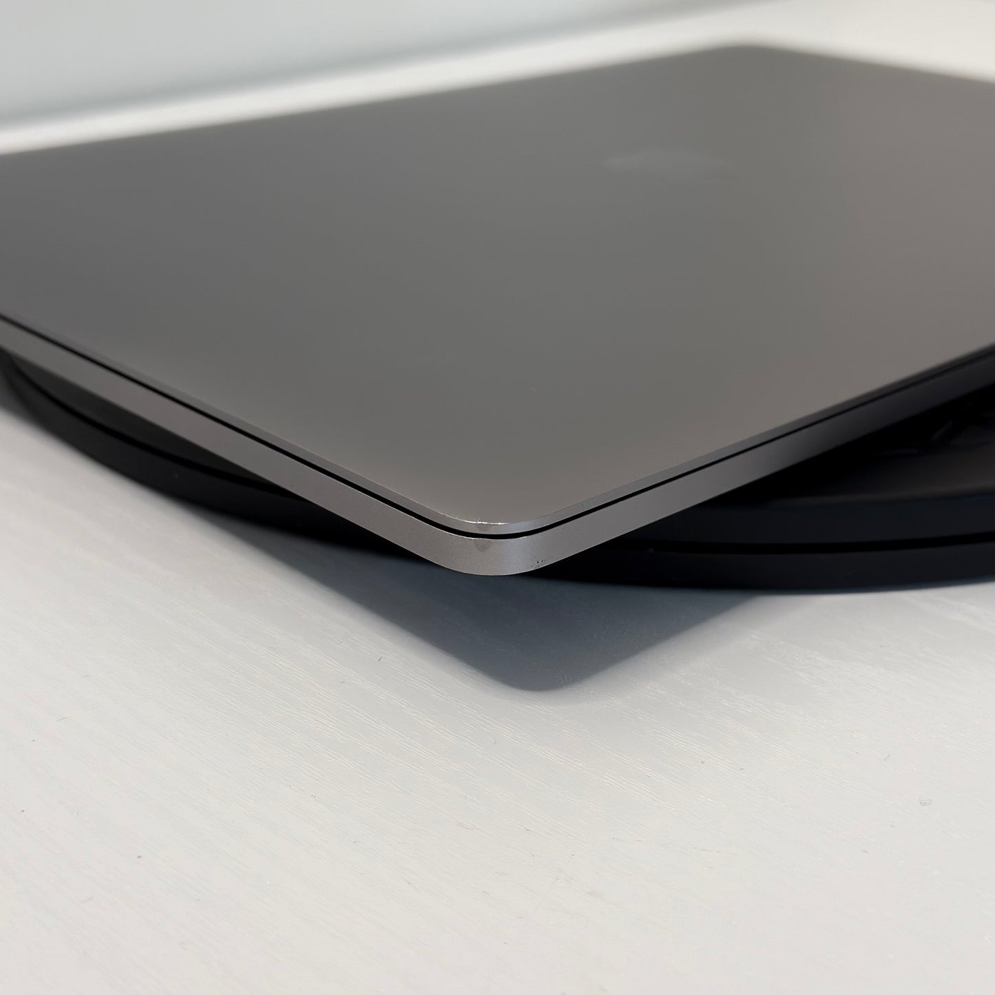 Apple MacBook Pro 15" (2017) i7 | Radeon Pro 555 | 16GB | 256GB SSD | Space Grey | Grade B