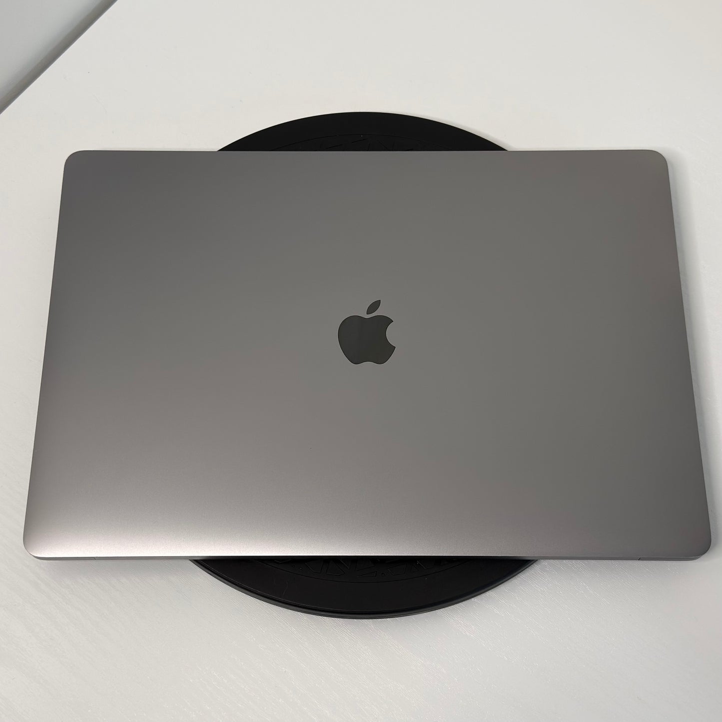 Apple MacBook Pro 15" (2017) i7 | Radeon Pro 555 | 16GB | 256GB SSD | Space Grey | Grade B