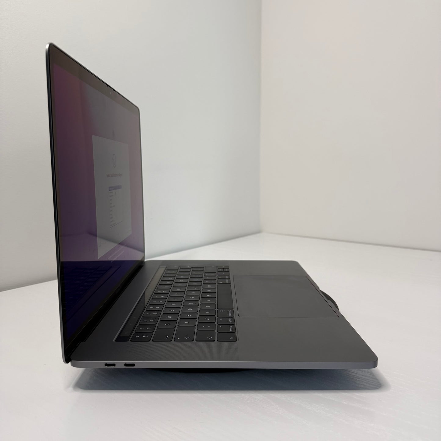 Apple MacBook Pro 15" (2017) i7 | Radeon Pro 555 | 16GB | 256GB SSD | Space Grey | Grade B