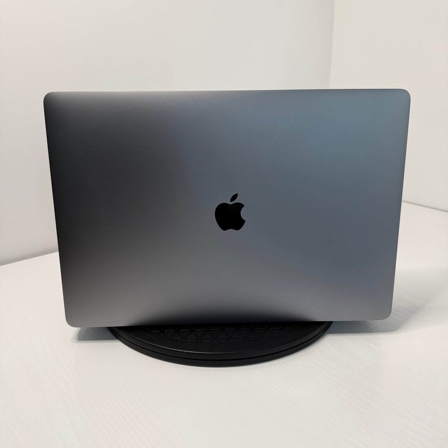Apple MacBook Pro 15" (2017) i7 | Radeon Pro 555 | 16GB | 256GB SSD | Space Grey | Grade B