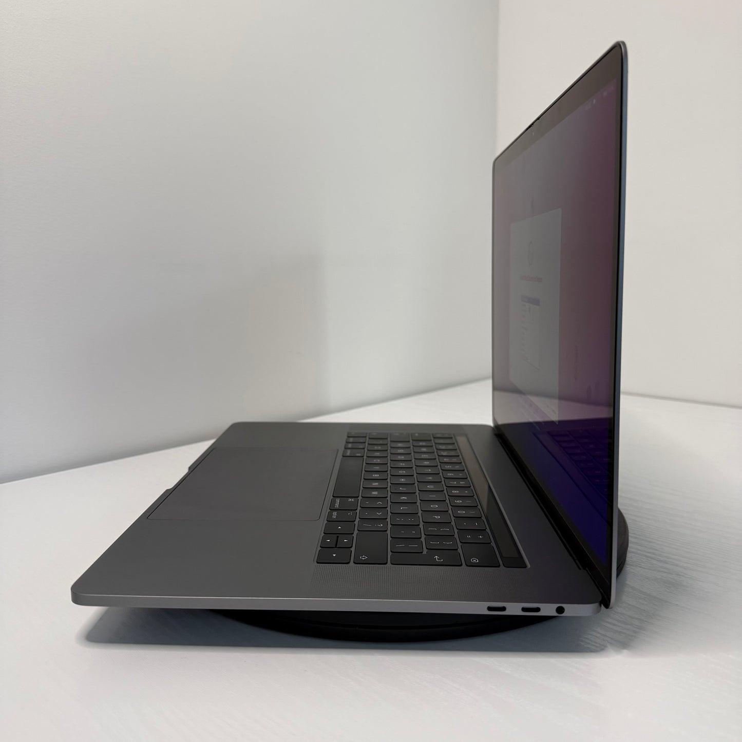 Apple MacBook Pro 15" (2017) i7 | Radeon Pro 555 | 16GB | 256GB SSD | Space Grey | Grade B