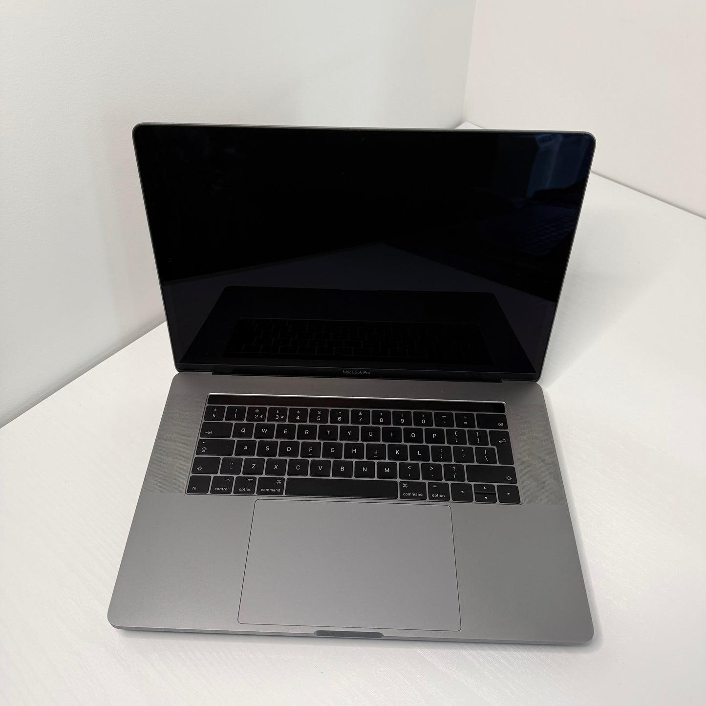 Apple MacBook Pro 15" (2017) i7 | Radeon Pro 555 | 16GB | 256GB SSD | Space Grey | Grade B