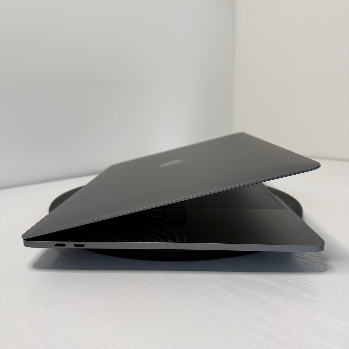 Apple MacBook Pro 15" (2017) i7 | Radeon Pro 555 | 16GB | 256GB SSD | Space Grey | Grade B