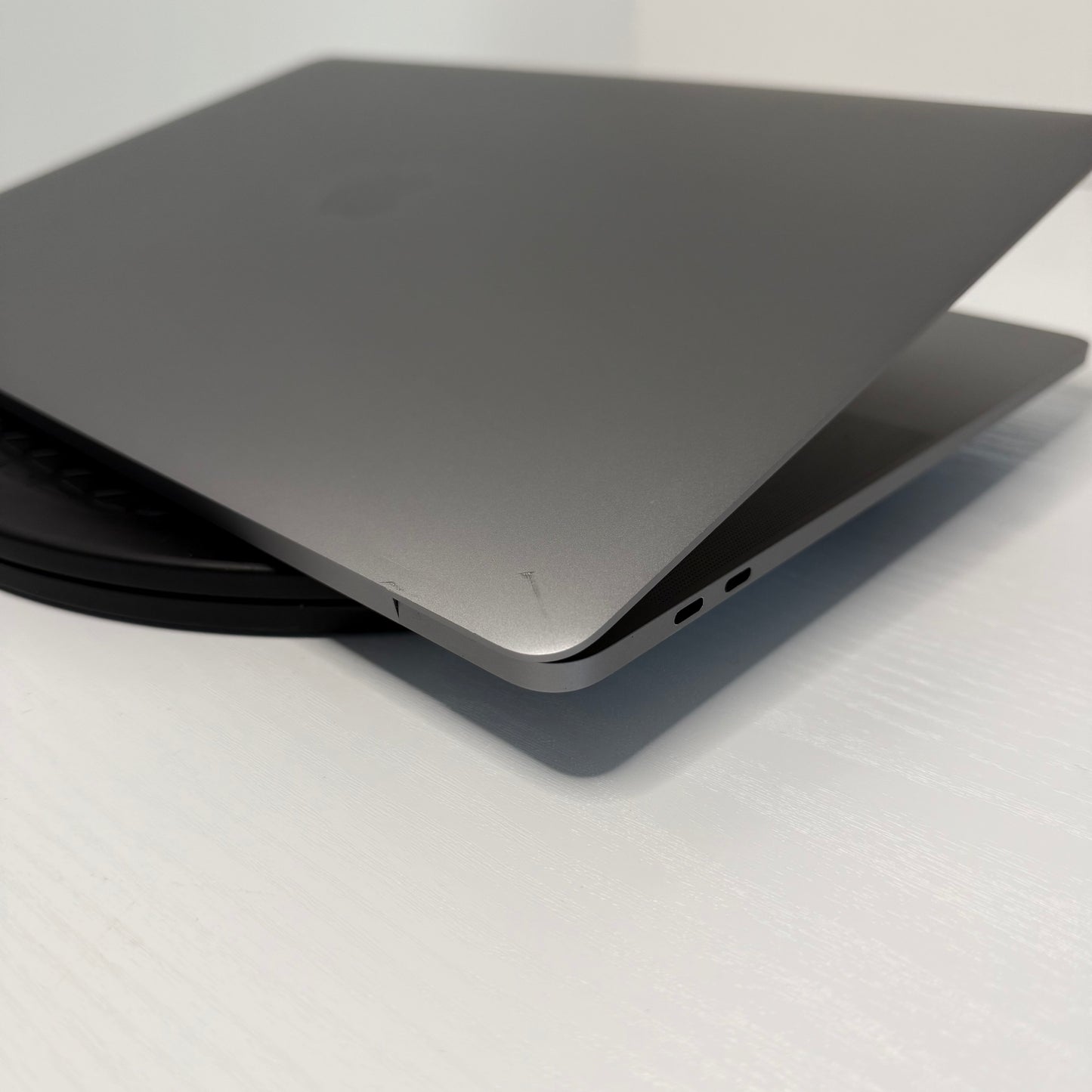 Apple MacBook Pro 15" (2017) i7 | Radeon Pro 555 | 16GB | 256GB SSD | Space Grey | Grade B