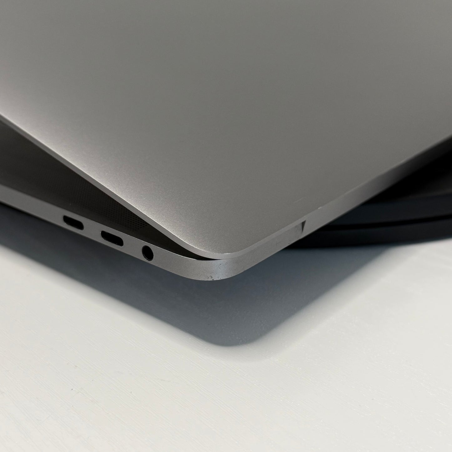 Apple MacBook Pro 15" (2017) i7 | Radeon Pro 555 | 16GB | 256GB SSD | Space Grey | Grade B