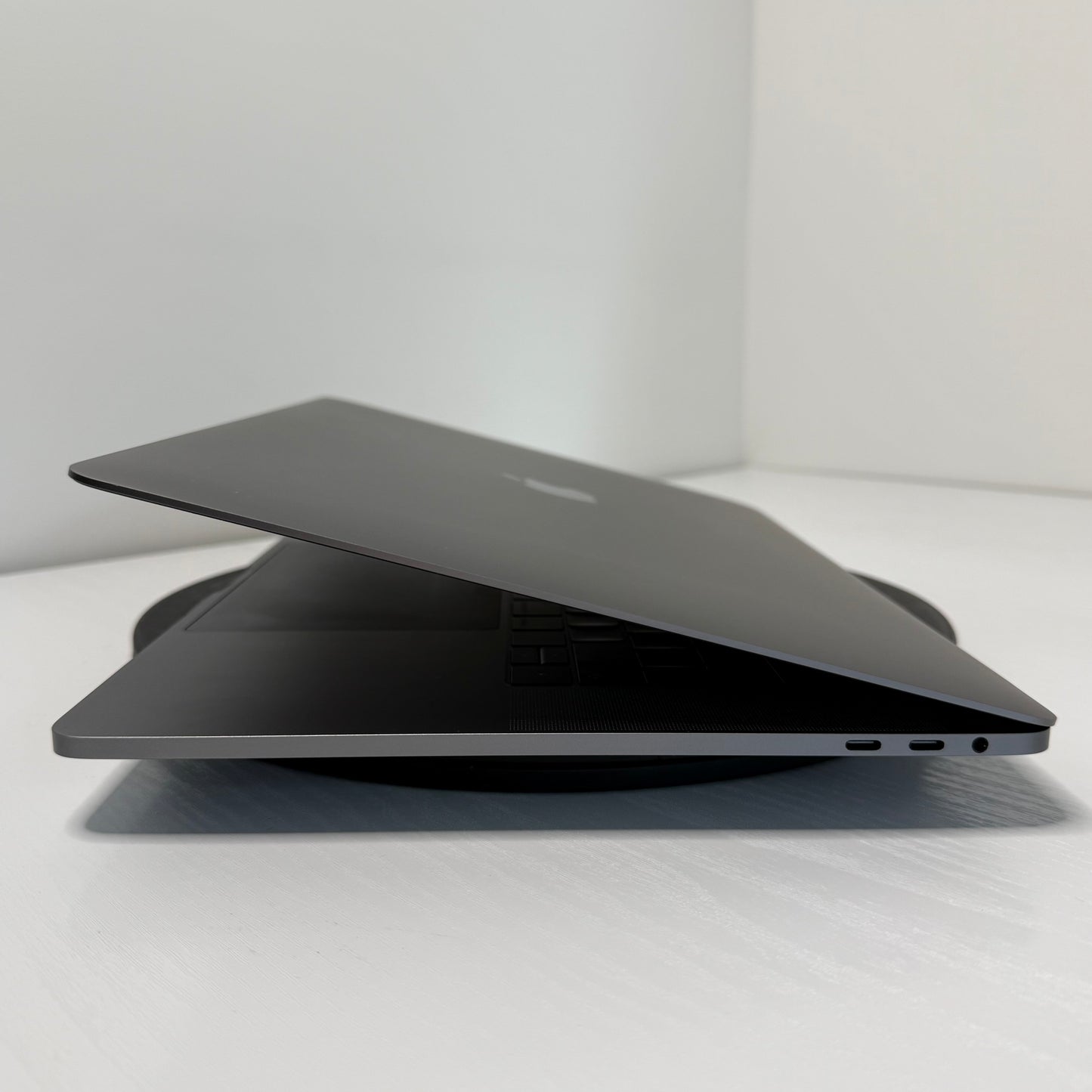 Apple MacBook Pro 15" (2017) i7 | Radeon Pro 555 | 16GB | 256GB SSD | Space Grey | Grade B
