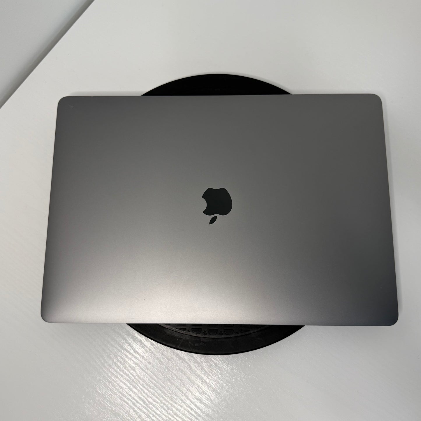 Apple MacBook Pro 15" (2017) i7 | Radeon Pro 555 | 16GB | 256GB SSD | Space Grey | Grade B