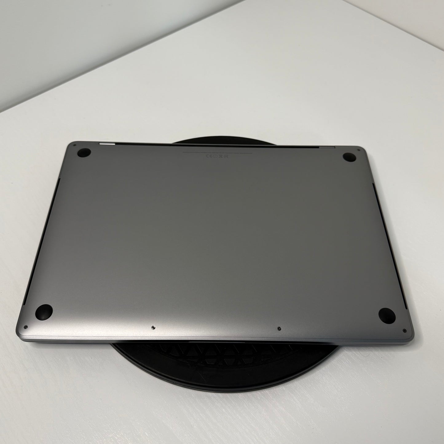 Apple MacBook Pro 15" (2017) i7 | Radeon Pro 555 | 16GB | 256GB SSD | Space Grey | Grade B