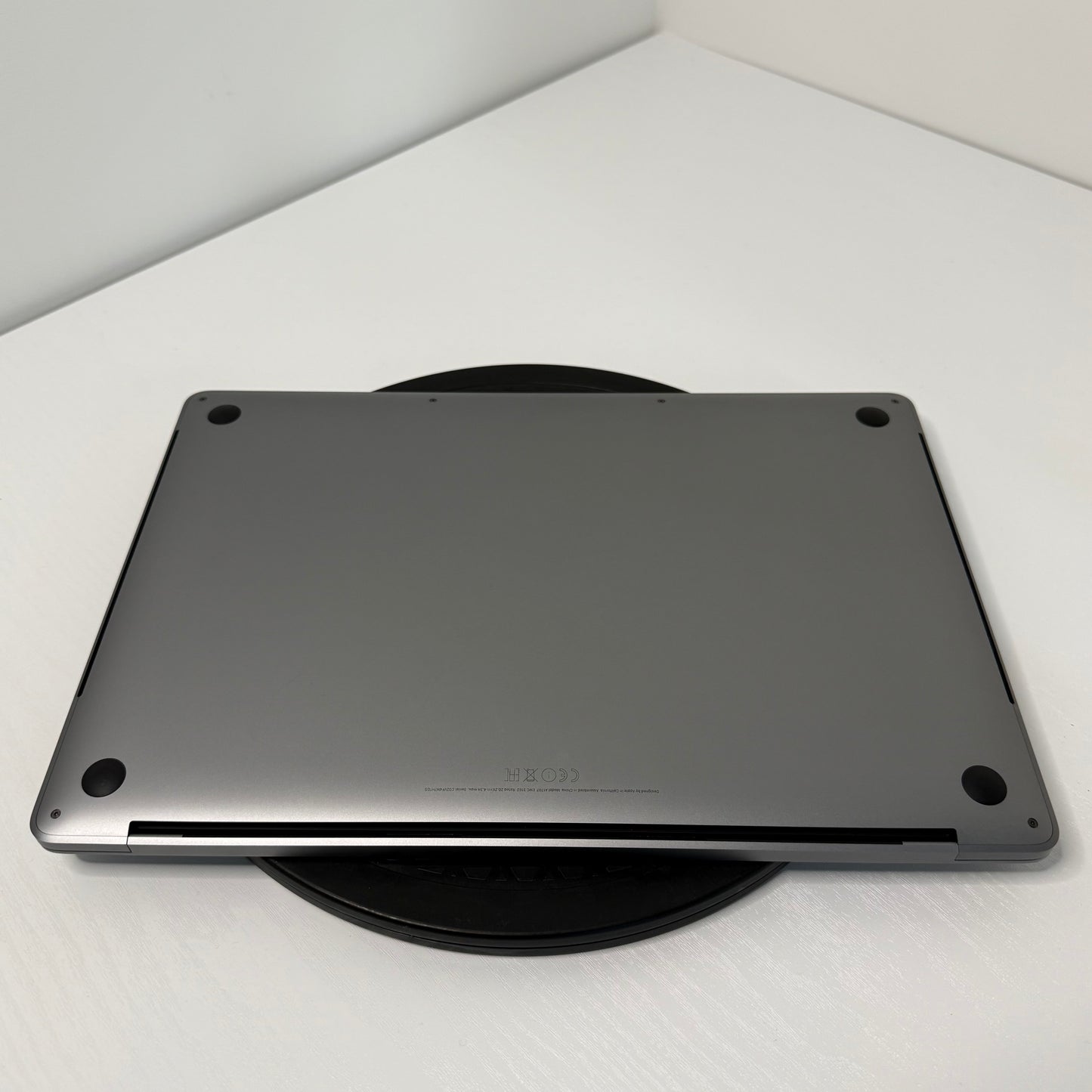 Apple MacBook Pro 15" (2017) i7 | Radeon Pro 555 | 16GB | 256GB SSD | Space Grey | Grade B