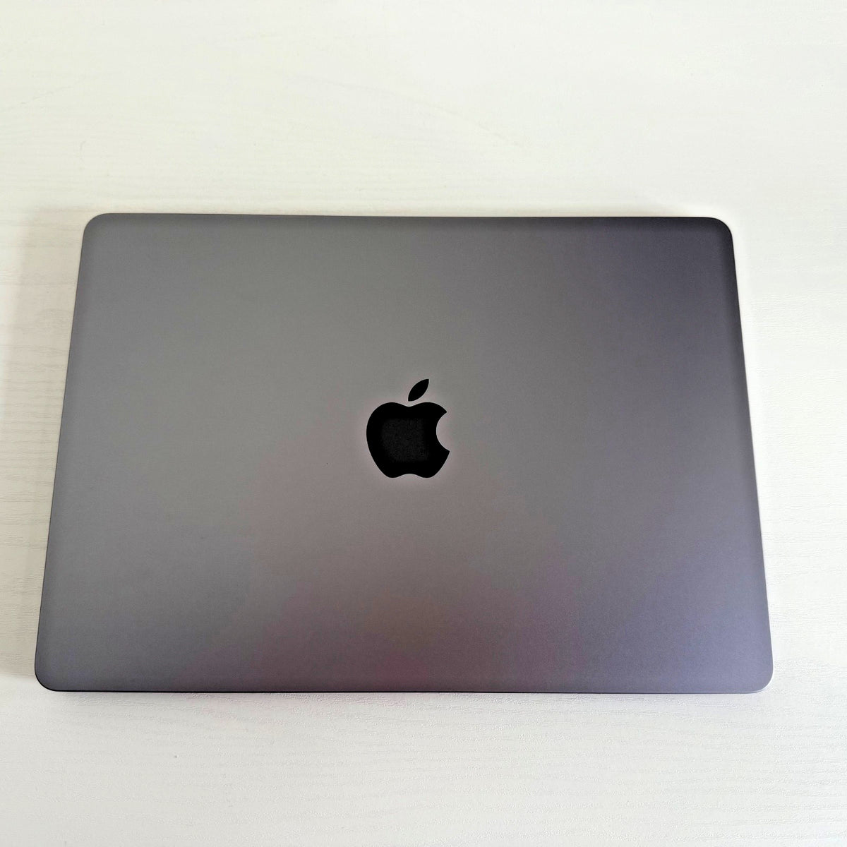 Apple MacBook Air 13-inch M2 Chip 512GB Space Gray refurbished and Phone check Certified laptop with Retina display and backlit keyboard.