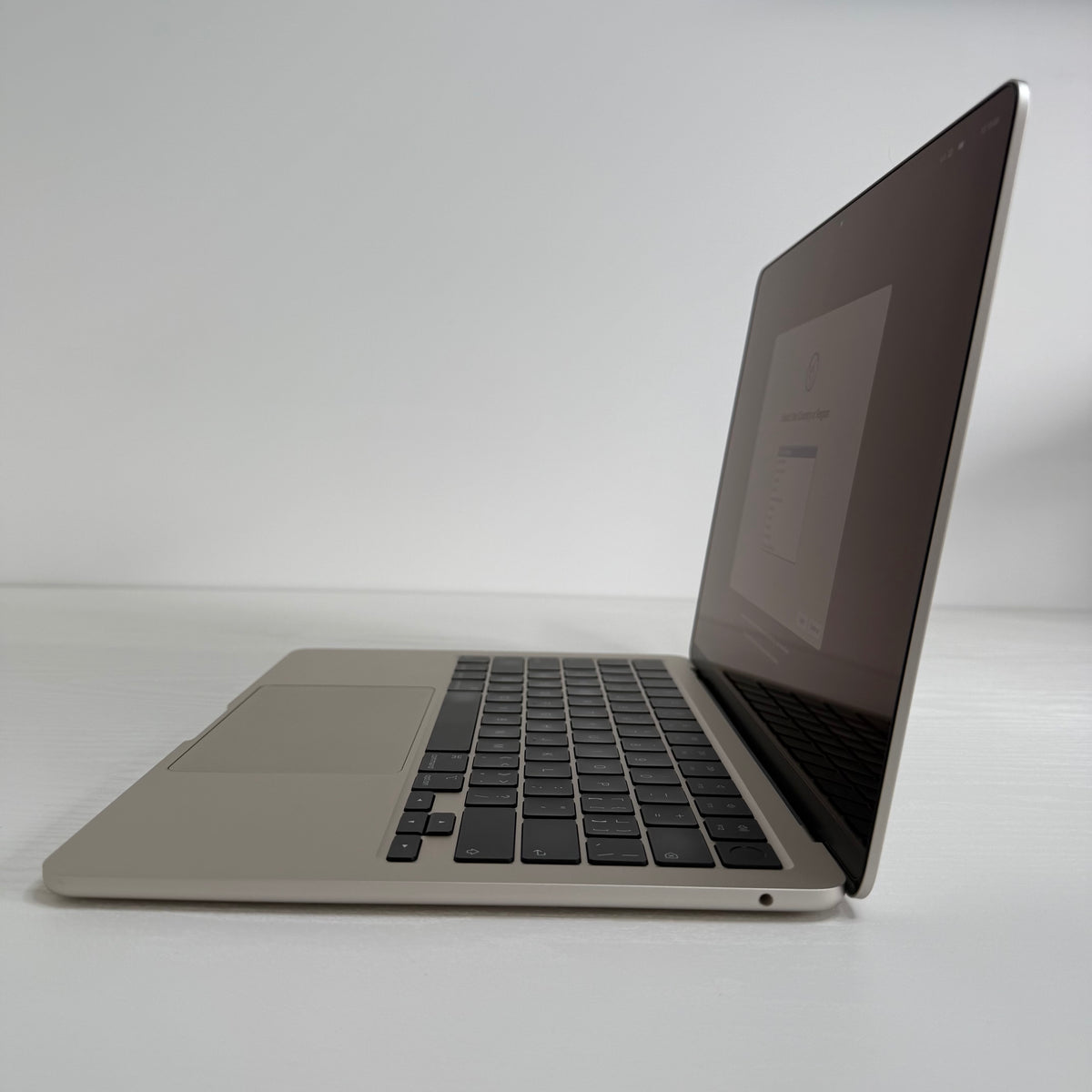 Apple MacBook Air 13.6-inch (2024) M3 8-Core CPU 10-Core GPU 16GB RAM 512GB SSD Starlight Grade A refurbished and Phone check Certified laptop with Liquid Retina display during setup