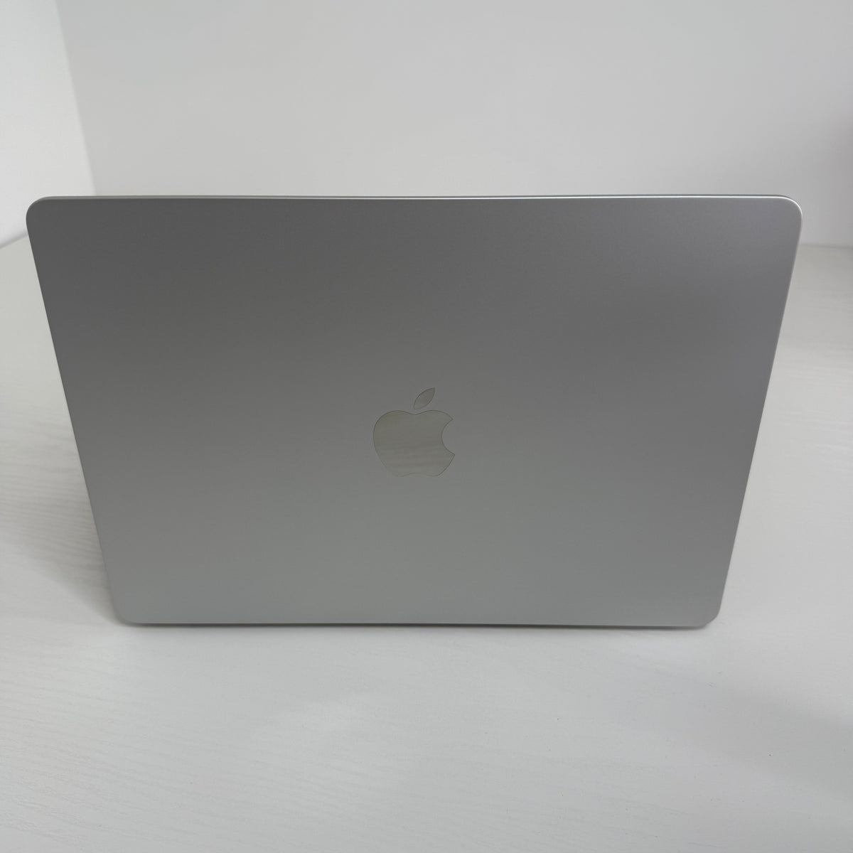 Apple MacBook Air 13-inch (2024) M3 8-Core CPU 10-Core GPU 8GB RAM 512GB SSD Silver  Grade A refurbished laptop, Phone check Certified, lightweight design with Liquid Retina display shown during setup
