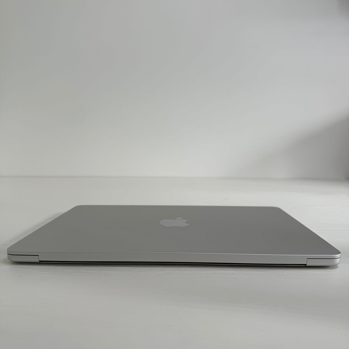Apple MacBook Air 13-inch (2024) M3 8-Core CPU 10-Core GPU 8GB RAM 512GB SSD Silver  Grade A refurbished laptop, Phone check Certified, lightweight design with Liquid Retina display shown during setup