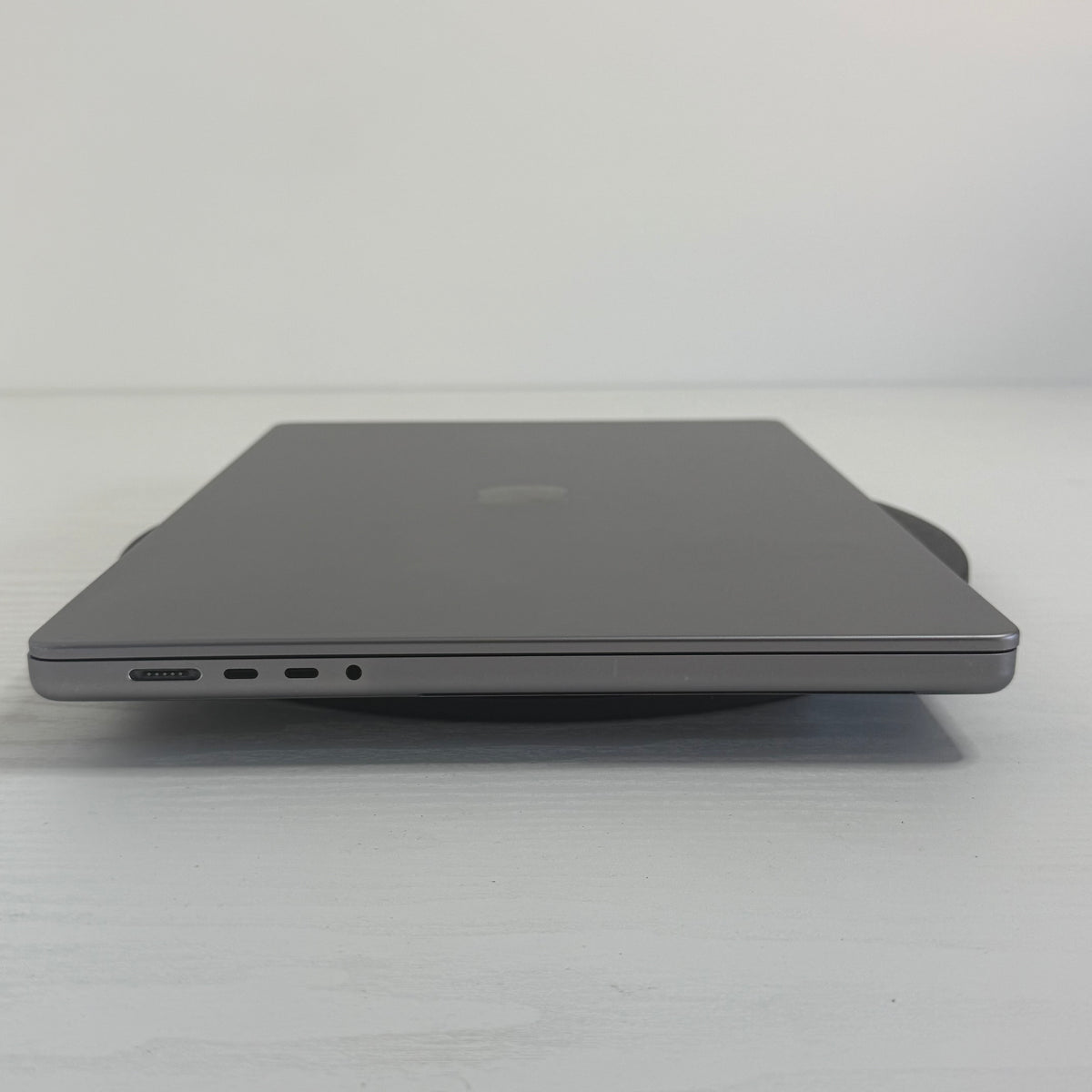 Apple MacBook Pro 16-inch (2021) M1 Pro 10-Core CPU 16-Core GPU 16GB RAM 1TB SSD Space Gray Grade B refurbished Apple laptop, large Retina display, sleek aluminum body, Phone check Certified for performance and reliability.