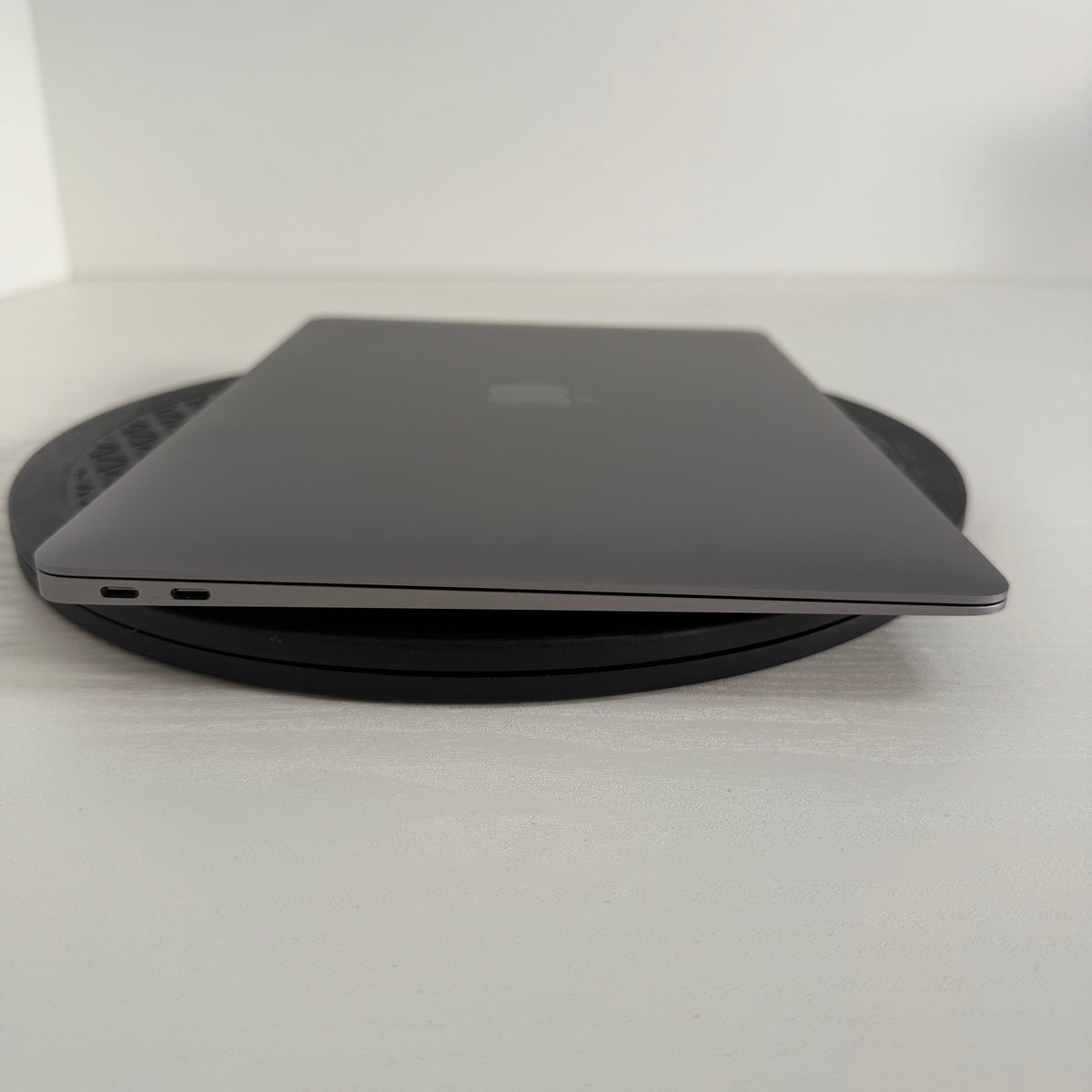 Apple MacBook Air 13-inch (2020) with 10th Gen Intel Core i5 processor, 8GB RAM, 512GB SSD in Space Grey Grade B refurbished laptop with Retina display and Phone check Certified quality