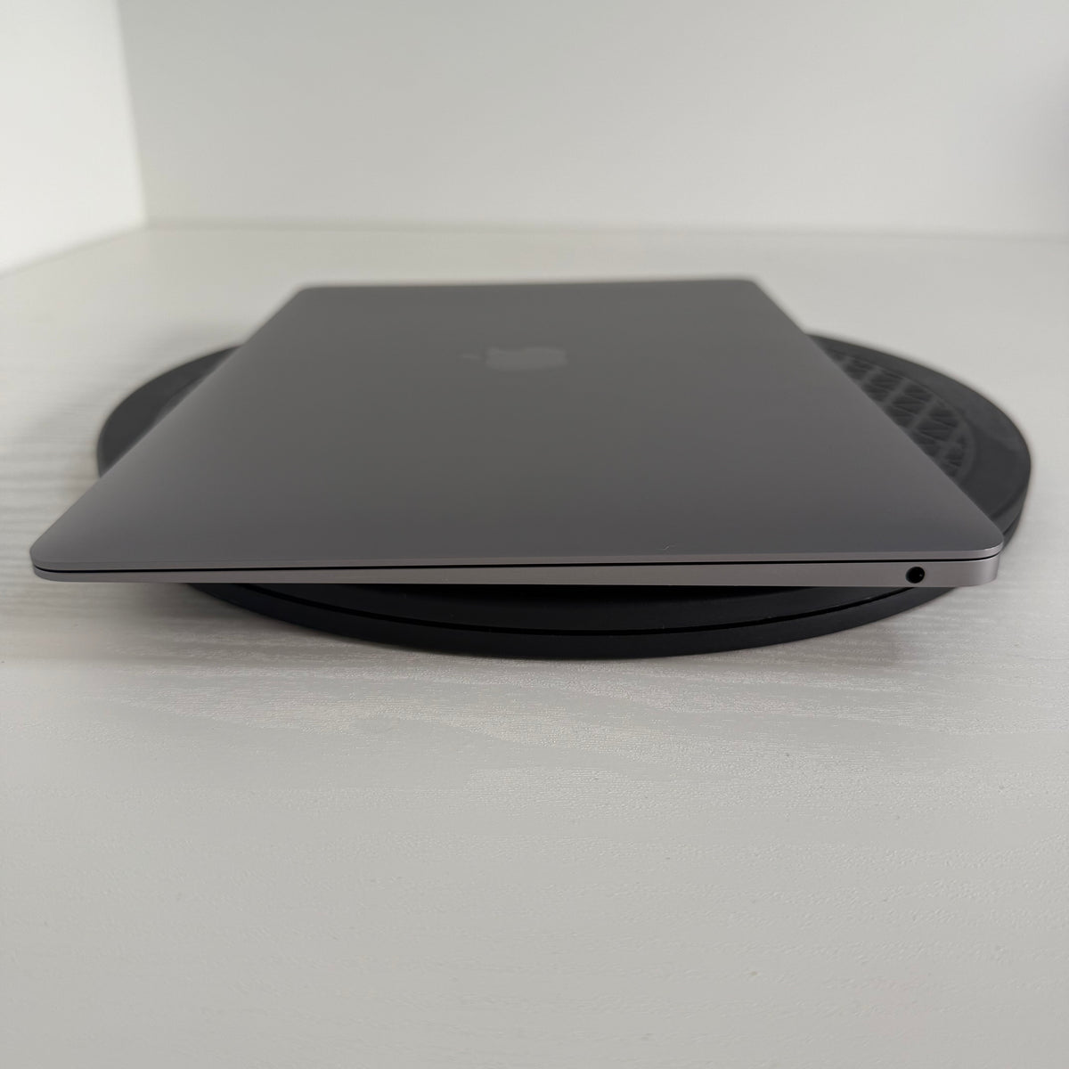 Apple MacBook Air 13-inch (2020) with 10th Gen Intel Core i5 processor, 8GB RAM, 512GB SSD in Space Grey Grade B refurbished laptop with Retina display and Phone check Certified quality