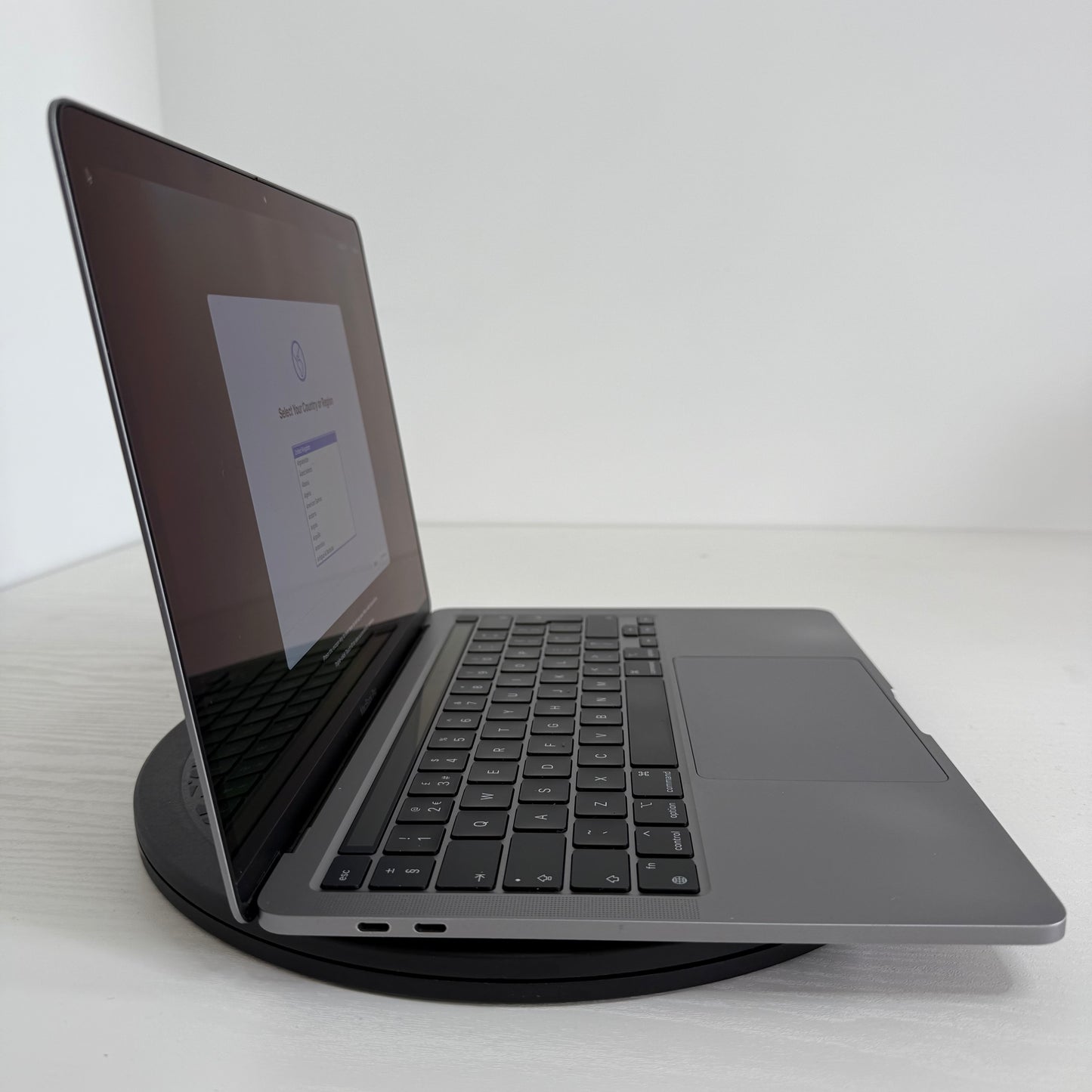 Apple MacBook Pro 13" (2020) M1 | 8-Core CPU 8-Core GPU | 16GB | 1TB SSD | Grey | GRADE B