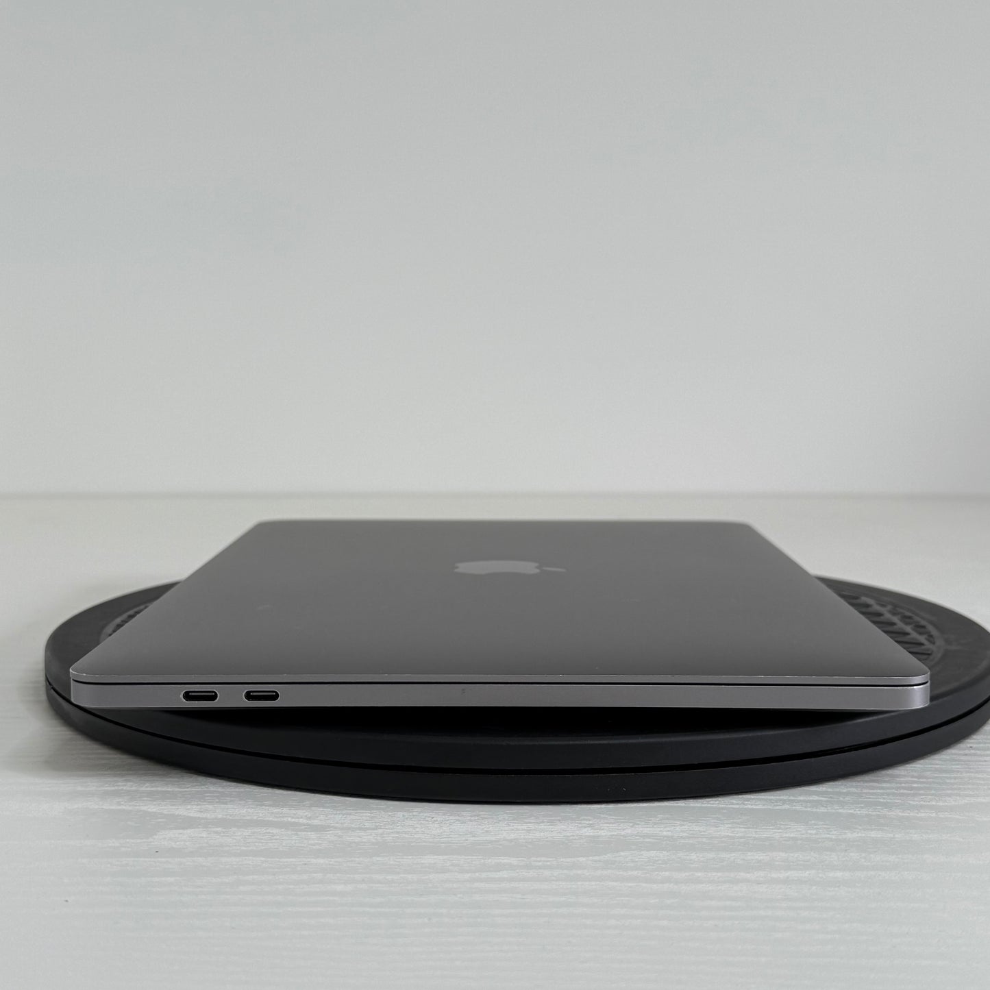Apple MacBook Pro 13" (2020) M1 | 8-Core CPU 8-Core GPU | 16GB | 1TB SSD | Grey | GRADE B