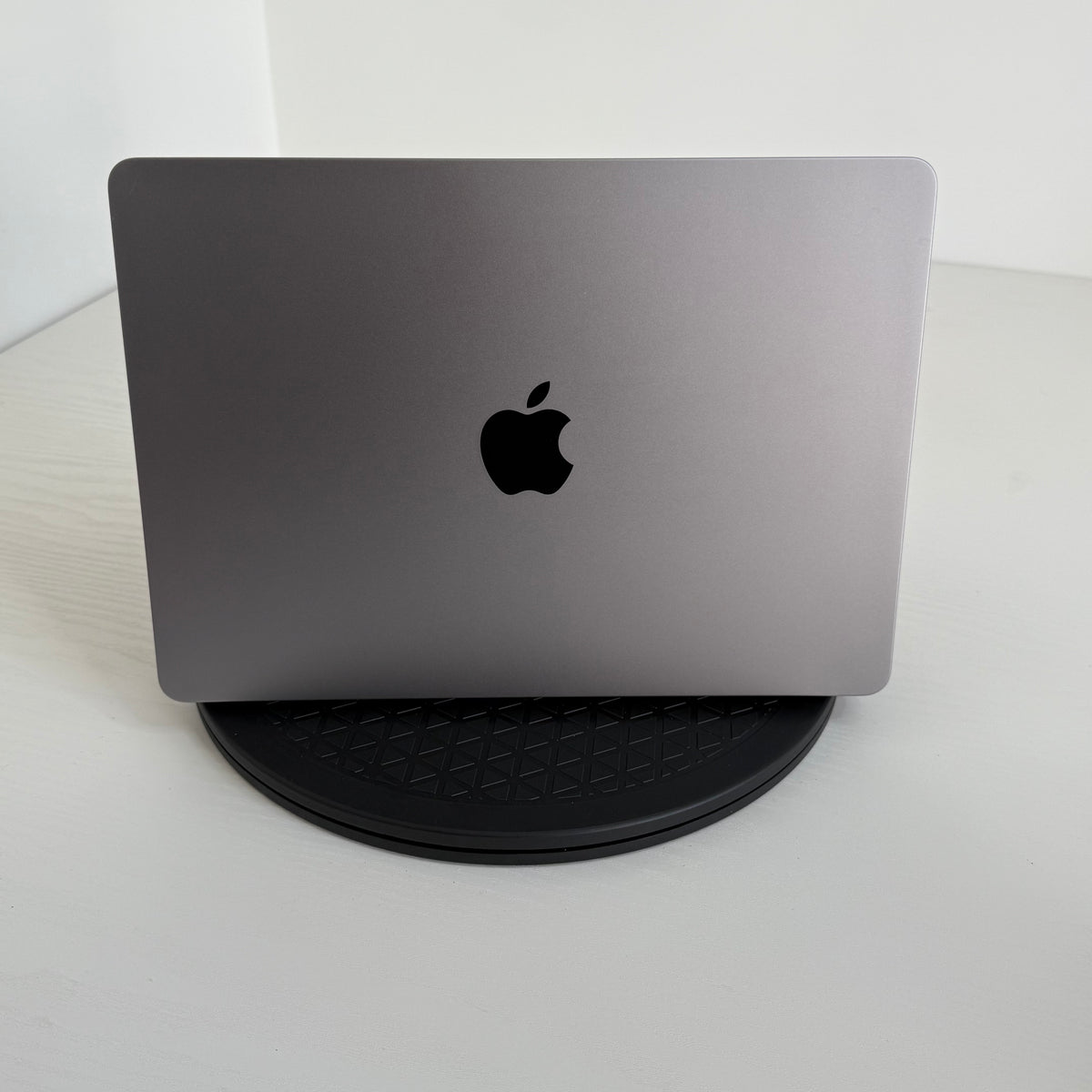 Apple MacBook Air 13-inch (2022) M2 Chip 8-Core CPU 8-Core GPU 8GB RAM 256GB SSD Space Gray  Grade B refurbished MacBook with Retina display, slim unibody design, and Phone check Certified quality guarantee