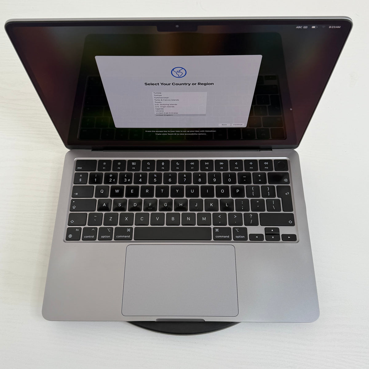 Apple MacBook Air 13-inch (2022) M2 Chip 8-Core CPU 8-Core GPU 8GB RAM 256GB SSD Space Gray  Grade B refurbished MacBook with Retina display, slim unibody design, and Phone check Certified quality guarantee