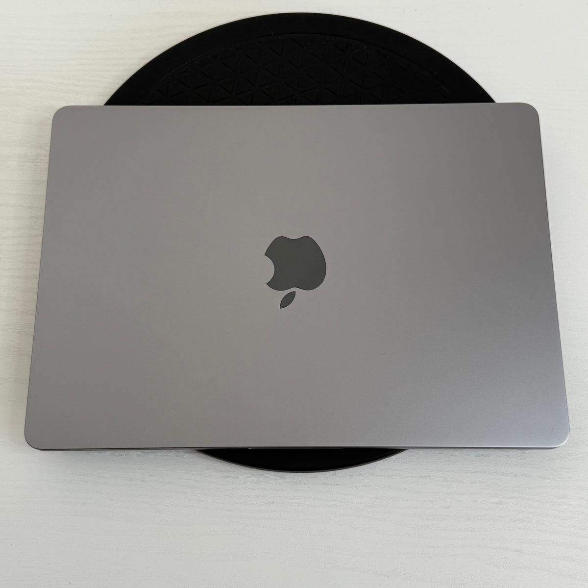 Apple MacBook Air 13-inch (2022) M2 Chip 8-Core CPU 8-Core GPU 8GB RAM 256GB SSD Space Gray  Grade B refurbished MacBook with Retina display, slim unibody design, and Phone check Certified quality guarantee