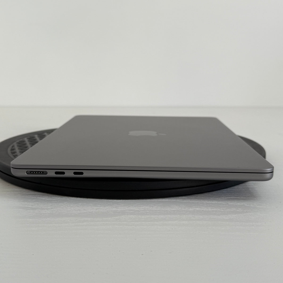 Apple MacBook Air 13-inch (2022) M2 Chip 8-Core CPU 8-Core GPU 8GB RAM 256GB SSD Space Gray  Grade B refurbished MacBook with Retina display, slim unibody design, and Phone check Certified quality guarantee