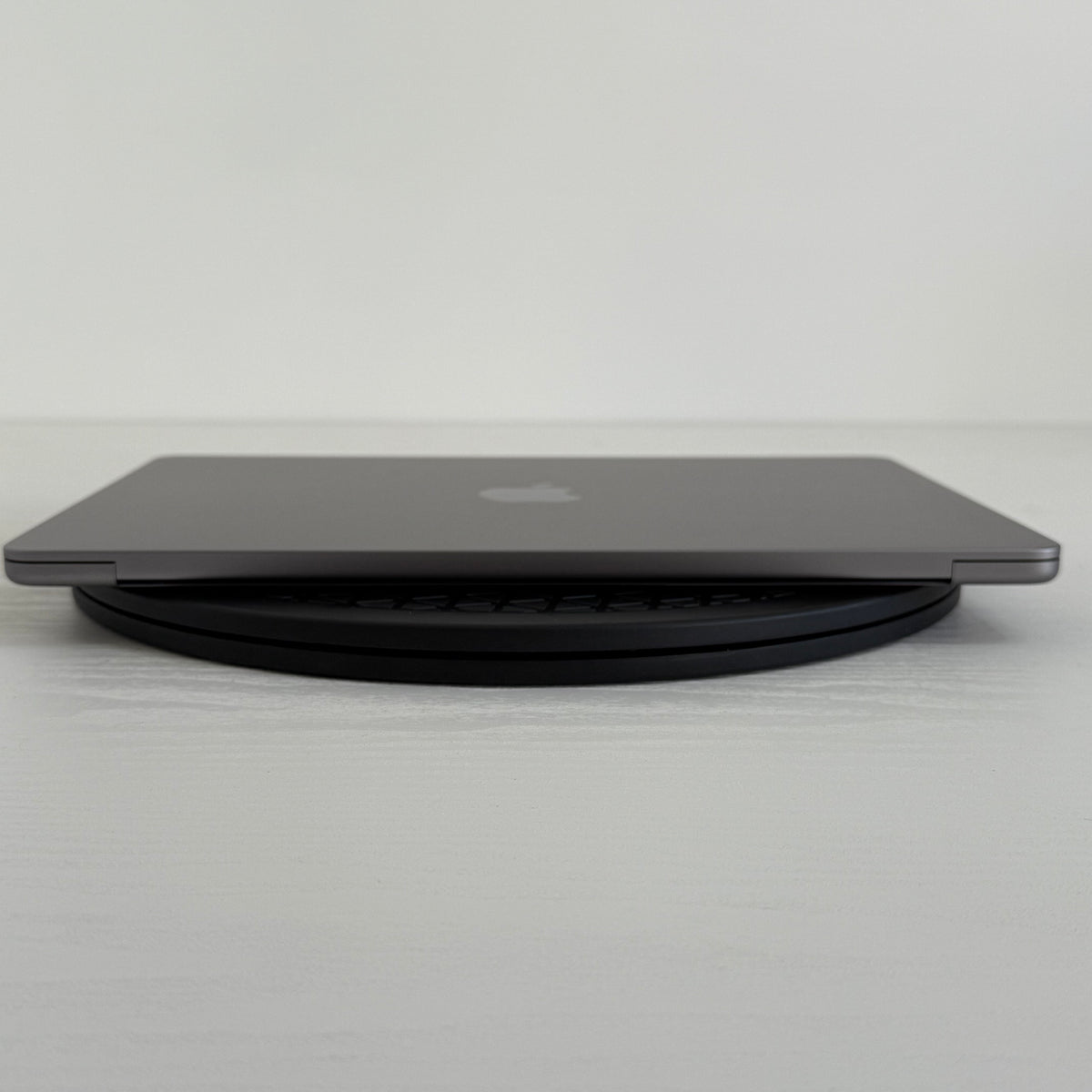 Apple MacBook Air 13-inch (2022) M2 Chip 8-Core CPU 8-Core GPU 8GB RAM 256GB SSD Space Gray  Grade B refurbished MacBook with Retina display, slim unibody design, and Phone check Certified quality guarantee