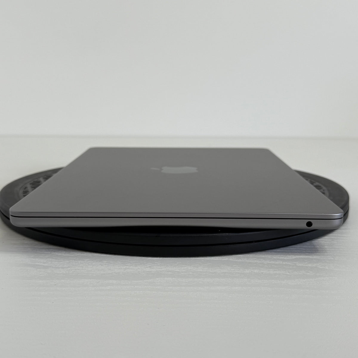 Apple MacBook Air 13-inch (2022) M2 Chip 8-Core CPU 8-Core GPU 8GB RAM 256GB SSD Space Gray  Grade B refurbished MacBook with Retina display, slim unibody design, and Phone check Certified quality guarantee