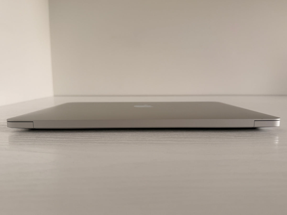 Apple MacBook Air 13-inch (2020) 10th Gen Intel Core i5 8GB RAM 512GB SSD Silver Grade A refurbished MacBook laptop with Retina display, slim aluminum design, and Phone check Certified quality assurance