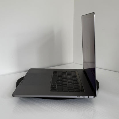 Apple MacBook Pro 15" (2017) i7 | Radeon Pro 555 | 16GB | 256GB SSD | Space Grey | Grade B