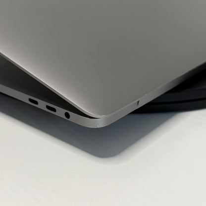 Apple MacBook Pro 15" (2017) i7 | Radeon Pro 555 | 16GB | 256GB SSD | Space Grey | Grade B